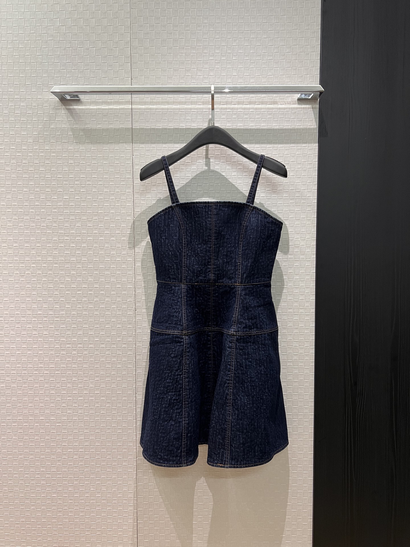 NO:737964,The new recommendation is the same style as Tang Yan's. Heavy embroidery double F denim suspender tube top dress with three-dimensional tailoring, waist slimming, pockets on both sides, elegant and age-reducing SML,,skirts,19860909新款推荐唐嫣同款 重工刺绣双F牛仔吊带抹胸连衣裙立体剪裁 收腰修身 两侧有口袋气质减龄 SML,,skirts,,Women's clothing