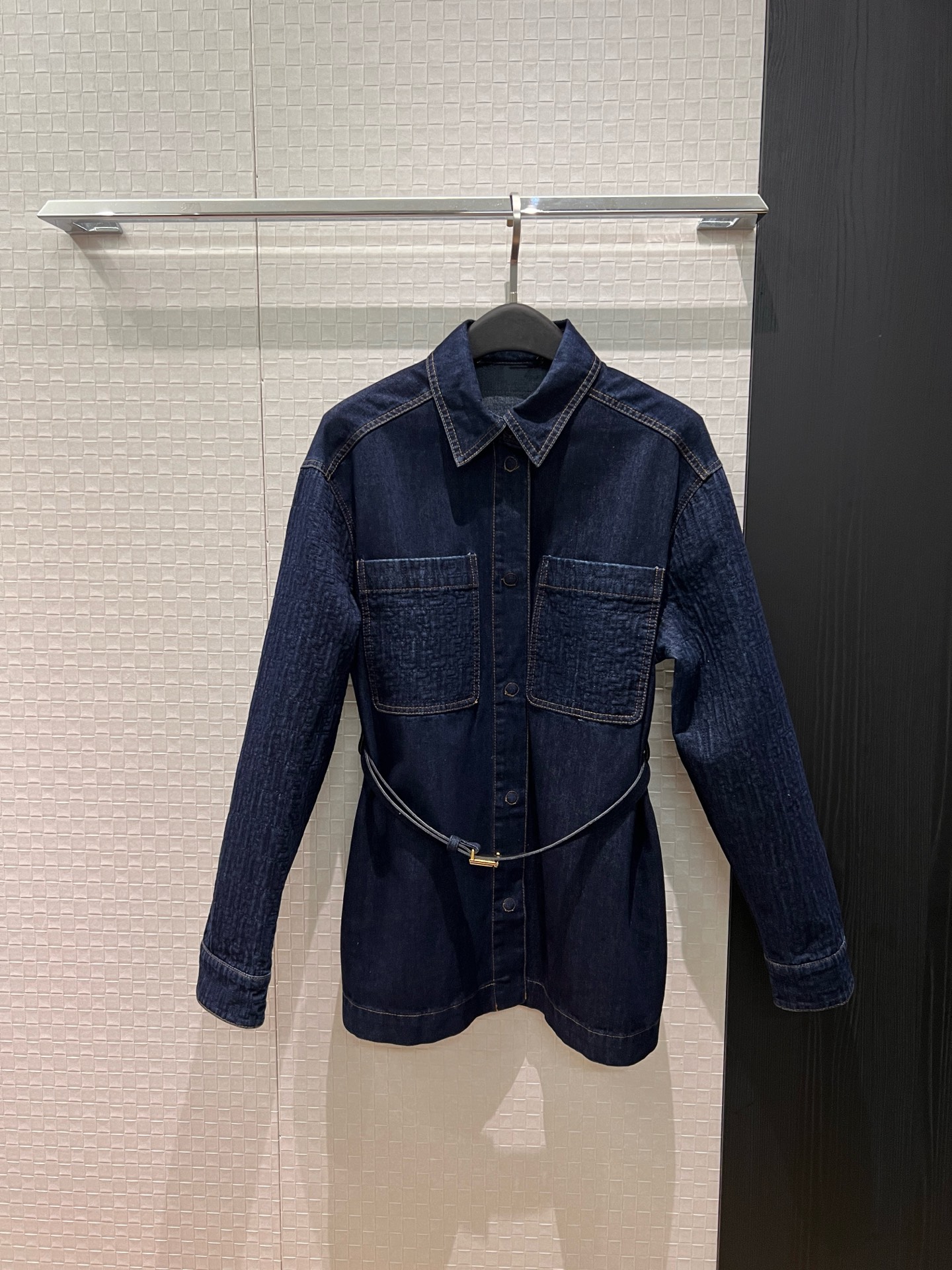NO:738348,The new recommended heavy embroidery double F denim shirt jacket double F belt decoration open molded leather label casual and versatile, fashionable and age-reducing, can be matched with the same style shorts SML, shorts, jackets & coats,19860909新款推荐重工刺绣双F牛仔衬衣外套双F腰带装饰 开模皮标休闲百搭 时尚减龄 可搭同款短裤 SML,,shorts,jackets & coats,,Women's clothing
