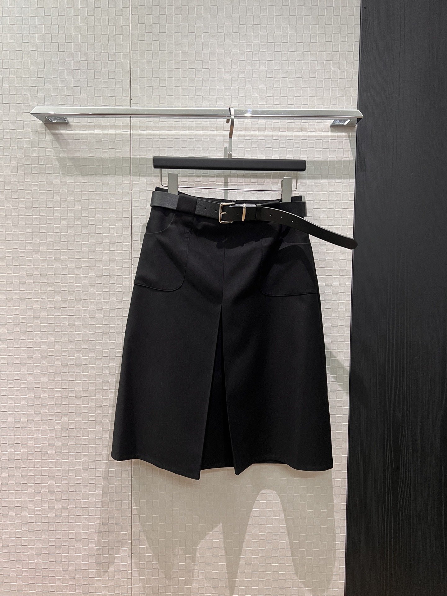 NO:738368,New minimalist skirt with belt decoration, pocket design on both sides, pleated skirt, elegant and commuting, simple and versatile, fashionable and age-reducing, black and dark gray S-XL,,skirts,19860909新款腰带装饰极简半裙 两侧口袋设计裙摆压褶 气质通勤 简约百搭时尚减龄 黑色深灰 S-XL,,skirts,,Women's clothing