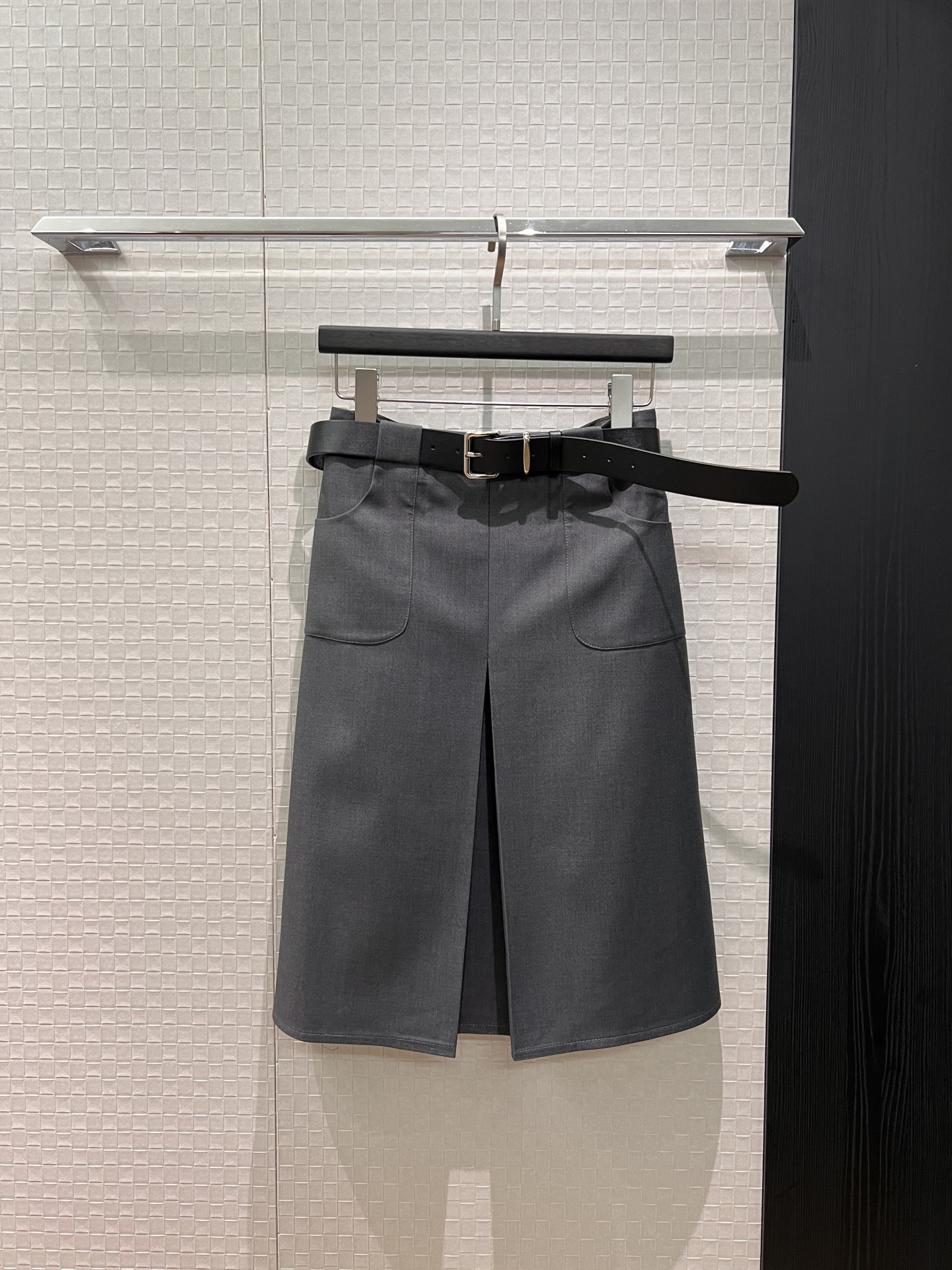 NO:738374,New minimalist skirt with belt decoration, pocket design on both sides, pleated skirt, elegant and commuting, simple and versatile, fashionable and age-reducing, black and dark gray S-XL,,skirts,19860909新款腰带装饰极简半裙 两侧口袋设计裙摆压褶 气质通勤 简约百搭时尚减龄 黑色深灰 S-XL,,skirts,,Women's clothing