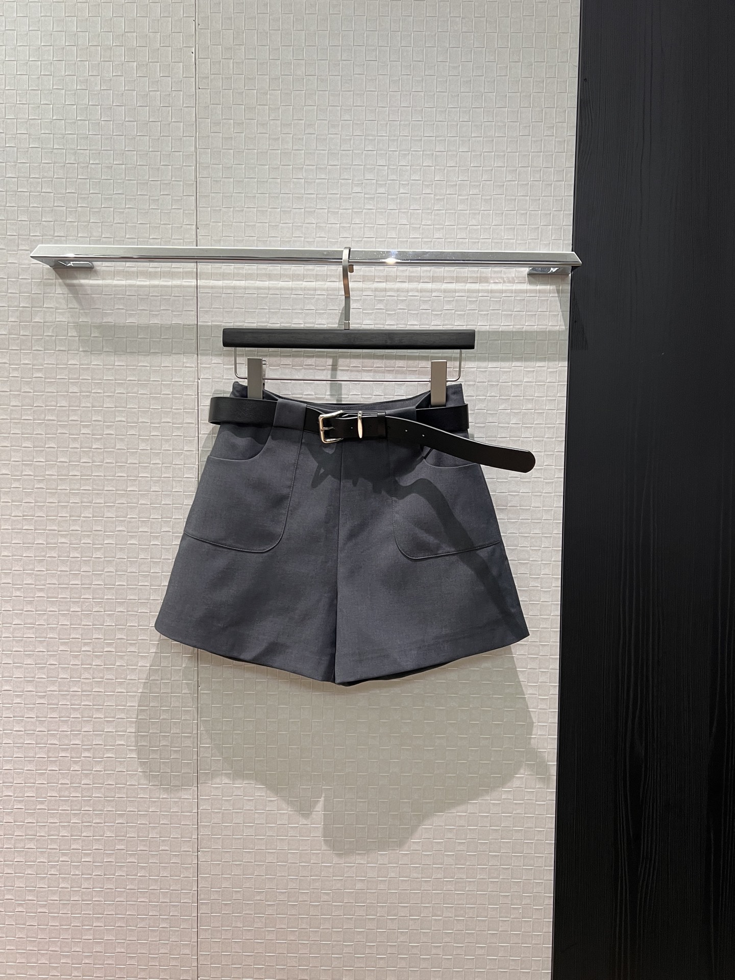 NO:738357,New belt decoration, A-line suit shorts, pockets on both sides designed for commuting, simple and versatile, fashionable and age-reducing, white, black, dark gray, S-XL,,shorts,business suit,19860909新款腰带装饰 A字西装短裤 两侧口袋设计气质通勤 简约百搭时尚减龄 白色黑色深灰 S-XL,,shorts,business suit,,Women's clothing