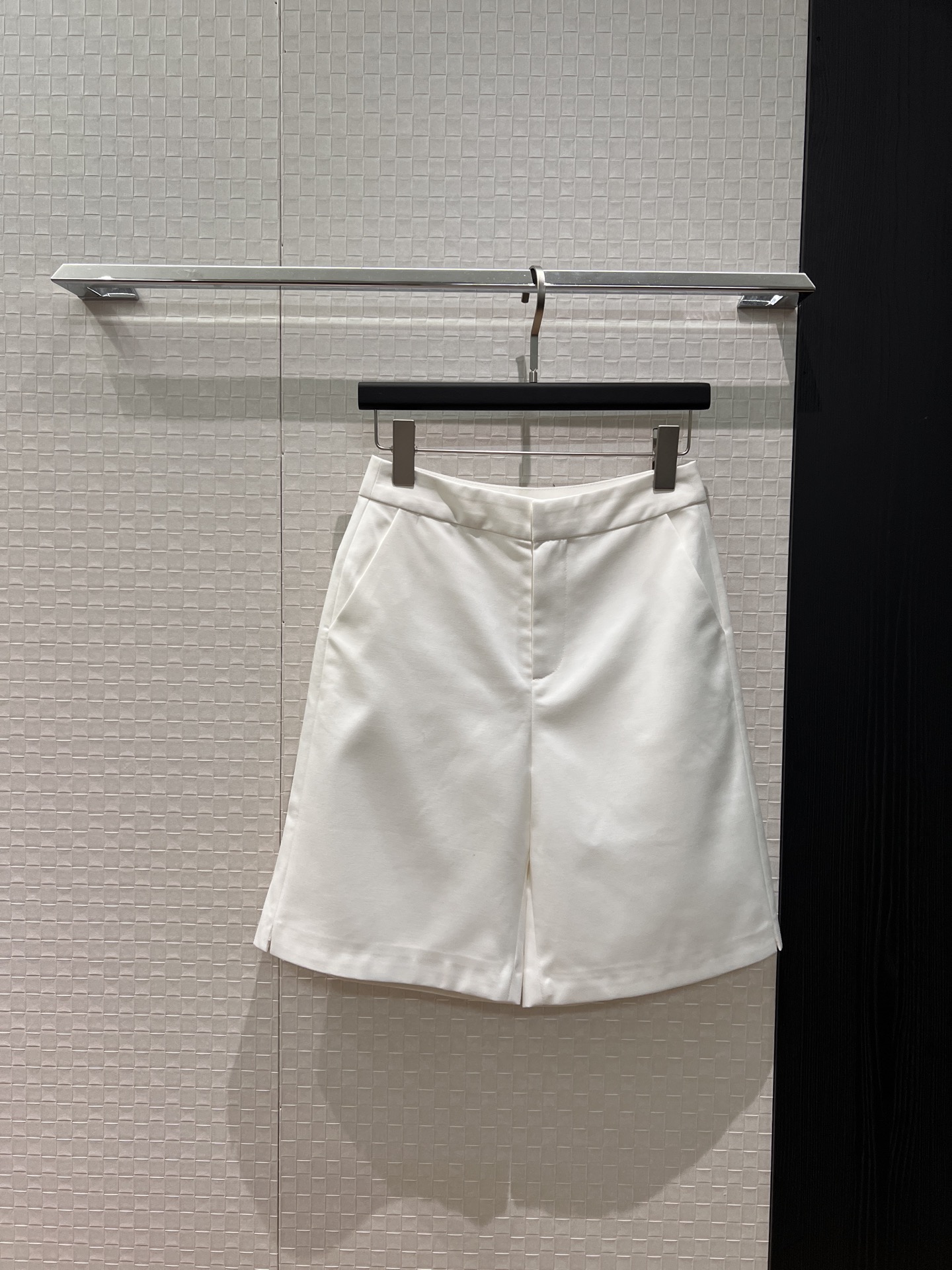 NO:738351,New TB simple design suit pants, five-quarter shorts, classic three-color webbing decoration, triangular design of back pocket, minimalist commuting, handsome and fashionable, sweet and versatile, white black gray S-XL,,shorts,business suit,19860909新款TB简约设计西装中裤 五分短裤经典三色织带装饰 后口袋三角形设计 极简通勤 帅气时髦 甜飒百搭 白色黑色灰色 S-XL,,shorts,business suit,,Women's clothing