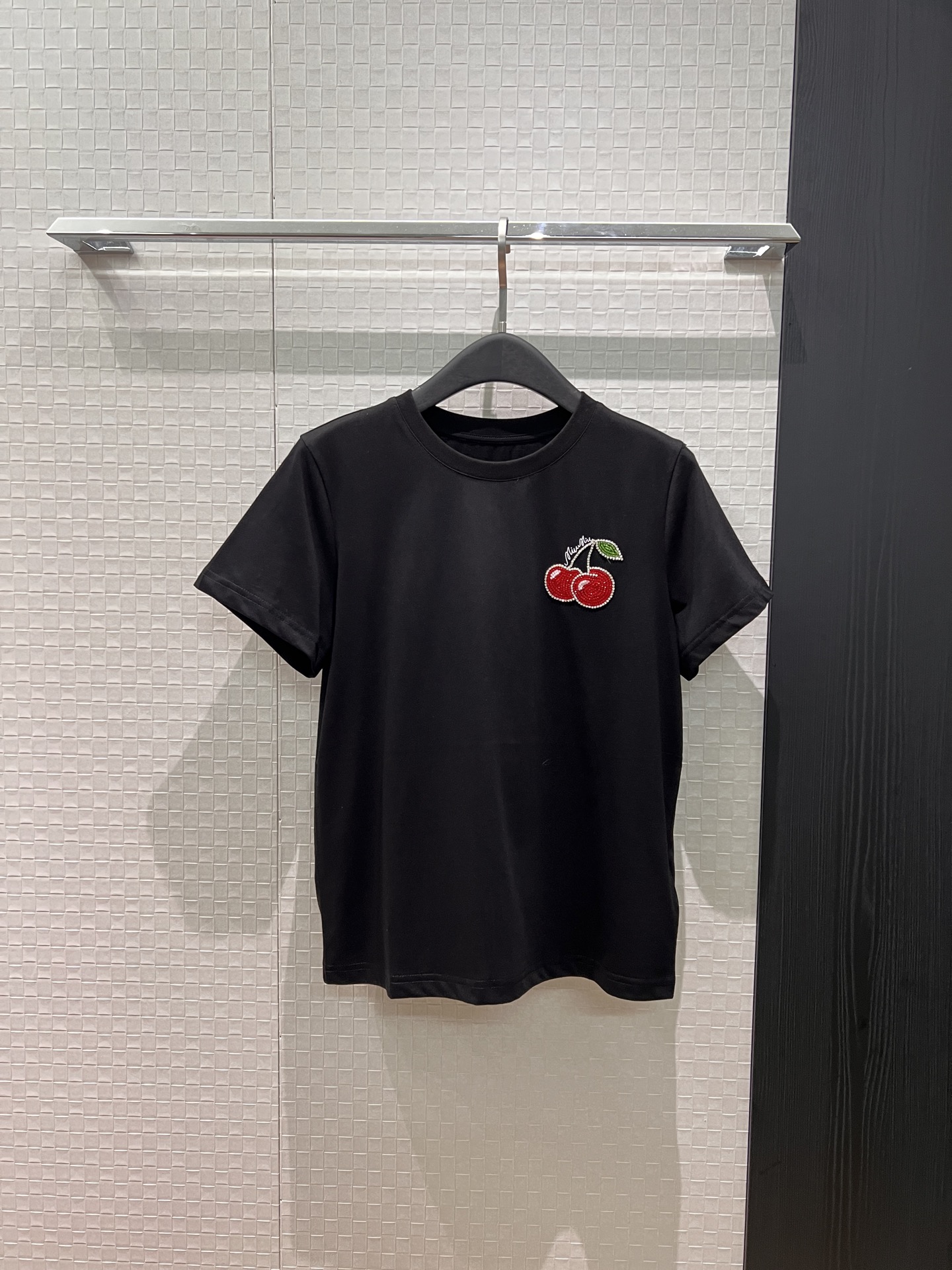 NO:738369,New handmade cherry T-shirt, three-dimensional heavy work, exquisite and versatile, black and white SML,,tees,t-shirt,19860909新款手工钉钻樱桃T恤 立体重工精致百搭 黑色白色 SML,,tees，t-shirt,,Women's clothing