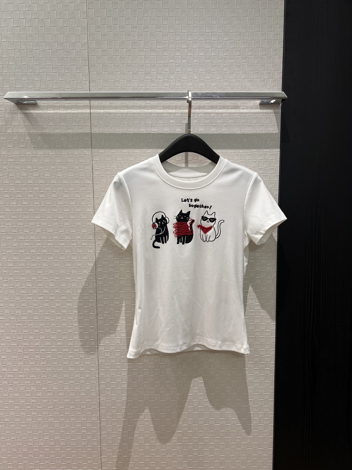 NO:738358,New black super music fashion cat T-shirt with right shoulder and slim fit, age-reducing and slimming, gray and white SML,,tees,t-shirt,19860909新款黑超音乐时尚猫咪T恤正肩修身 减龄显瘦灰色白色 SML,,tees，t-shirt,,Women's clothing