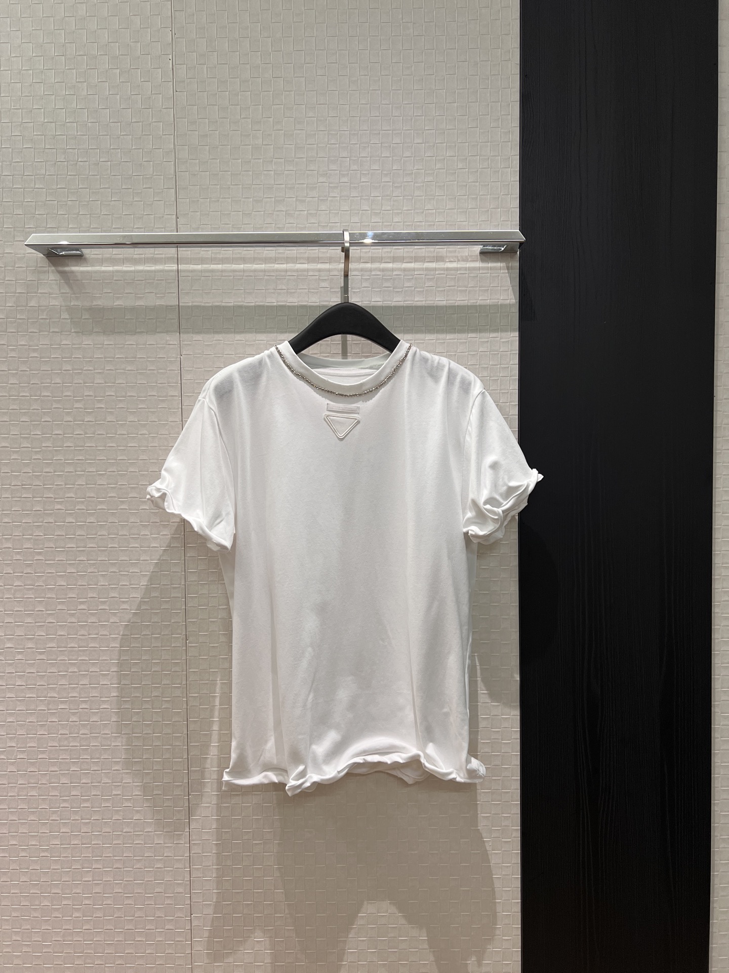 NO:738361,New recommended 26 spring and summer concave shape aluminum wire minimalist damaged design T-shirt. The neckline is exquisitely decorated with rhinestones. The classic triangle emblem label on the chest. Built-in soft aluminum wire can be freely shaped. Fashionable items can be worn alone or layered. Super versatile for age reduction. Casual must-have. Black coffee white SML, tees, t-shirt,19860909新款推荐26春夏凹造型铝丝极简破损设计T恤 领口精致镶水钻装饰 胸前经典三角徽标签 内置软铝丝 可自由塑造效果 时髦单品单穿内叠穿都赞 超减龄百搭 休闲必备 黑色咖色白色 SML,,tees，t-shirt,,Women's clothing