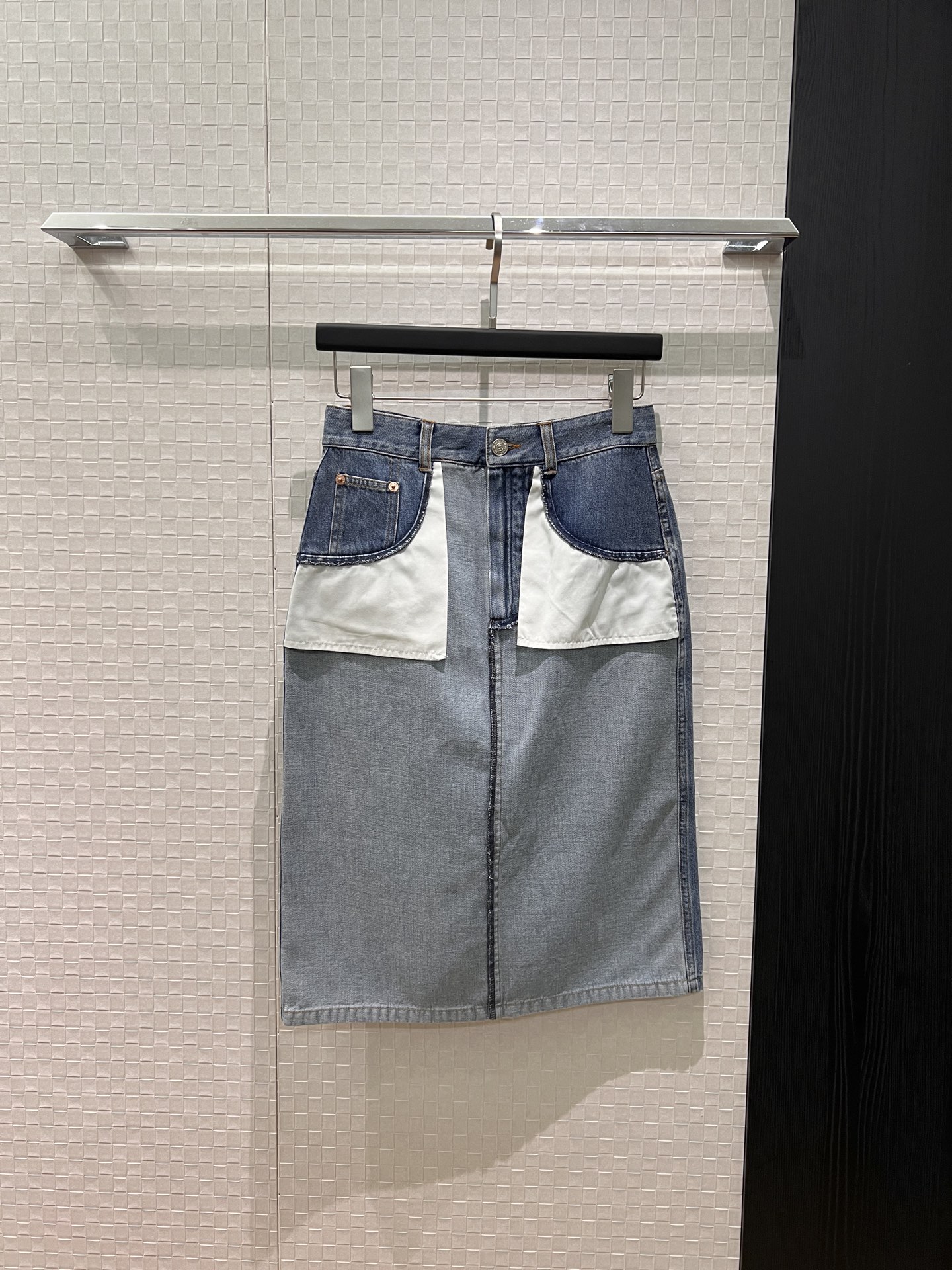 NO:738367,New MM6 Margiela deconstructed pockets inside out color block denim skirt washed denim classic logo leather label badge back hem slit SML,, masion margiela, masion margiela, skirts,19860909新款MM6马吉拉 解构主义 口袋外翻拼色牛仔半裙洗水牛仔 经典logo皮标徽章后摆开叉 SML,,masion margiela,masion margiela,skirts,,Women's clothing