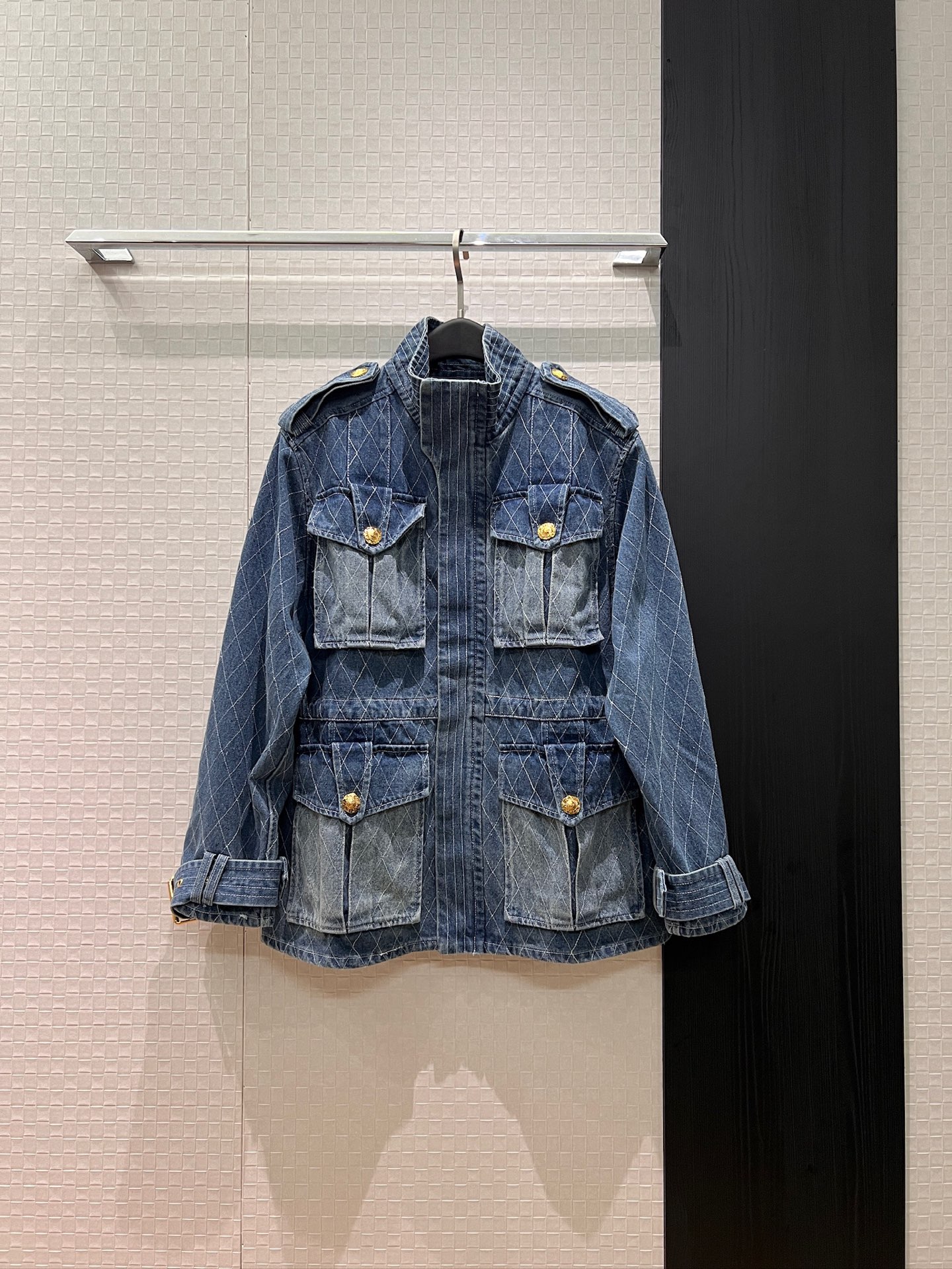 NO:738382,New heavy industry rhombus pattern washed denim jacket with stand collar and four pockets, epaulette sleeves, hardware molded waist with drawstring waist, sweet and cool girl, very handsome SML,,jackets & coats,19860909新款来袭重工菱格纹洗水牛仔外套立领工装四口袋 肩章袖带 五金开模腰部可抽绳收腰 甜酷女孩 帅气十足 SML,,jackets & coats,,Women's clothing