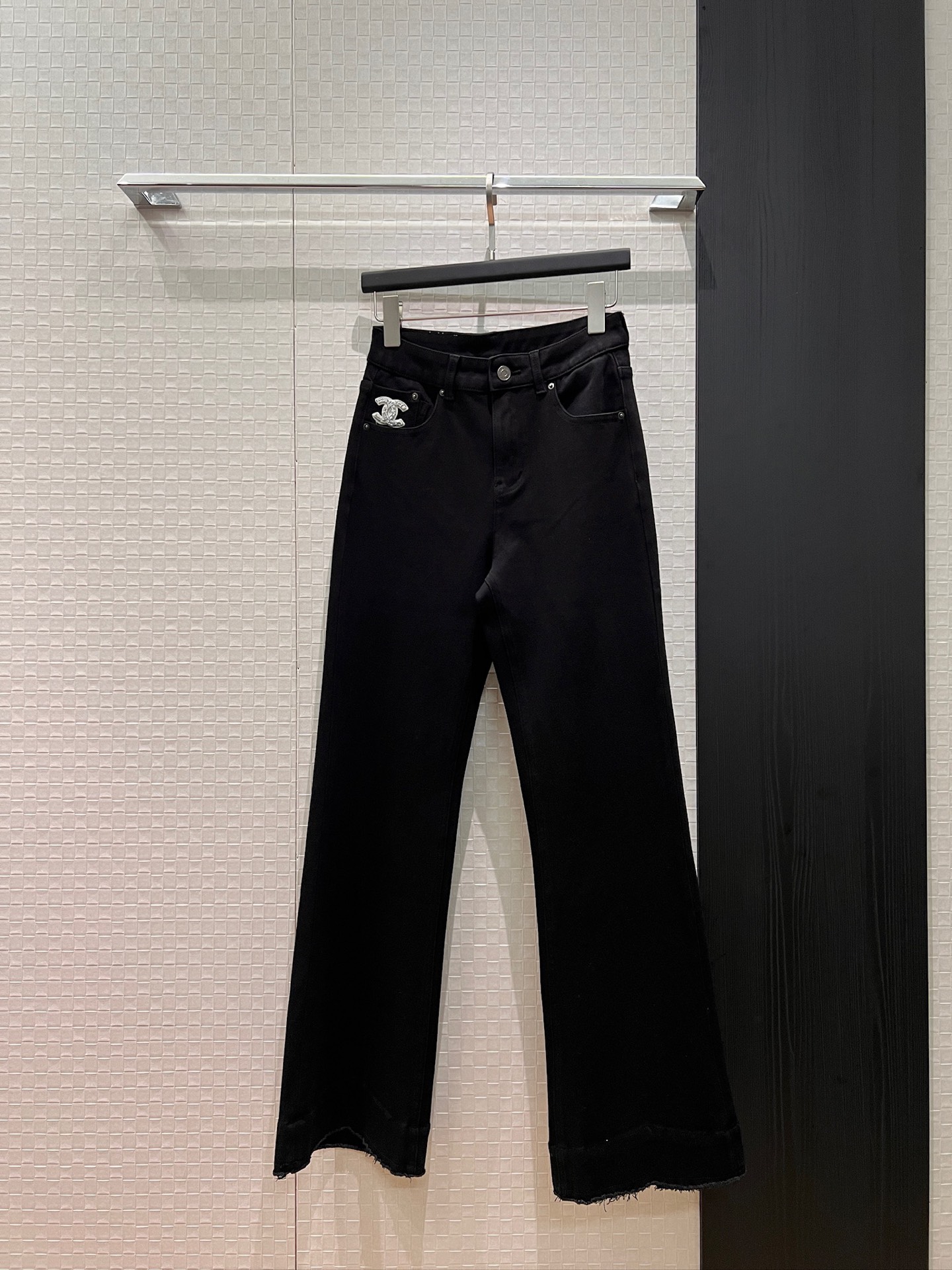 NO:738833,New double C badge decoration, black straight-leg raw edge jeans, simple and fashionable, stretchy and slim, casual and versatile 26-29,,jeans,19860909新款双C徽章装饰 黑色直筒毛边牛仔裤简约时尚 弹力修身 休闲百搭26-29,,jeans,,Women's clothing