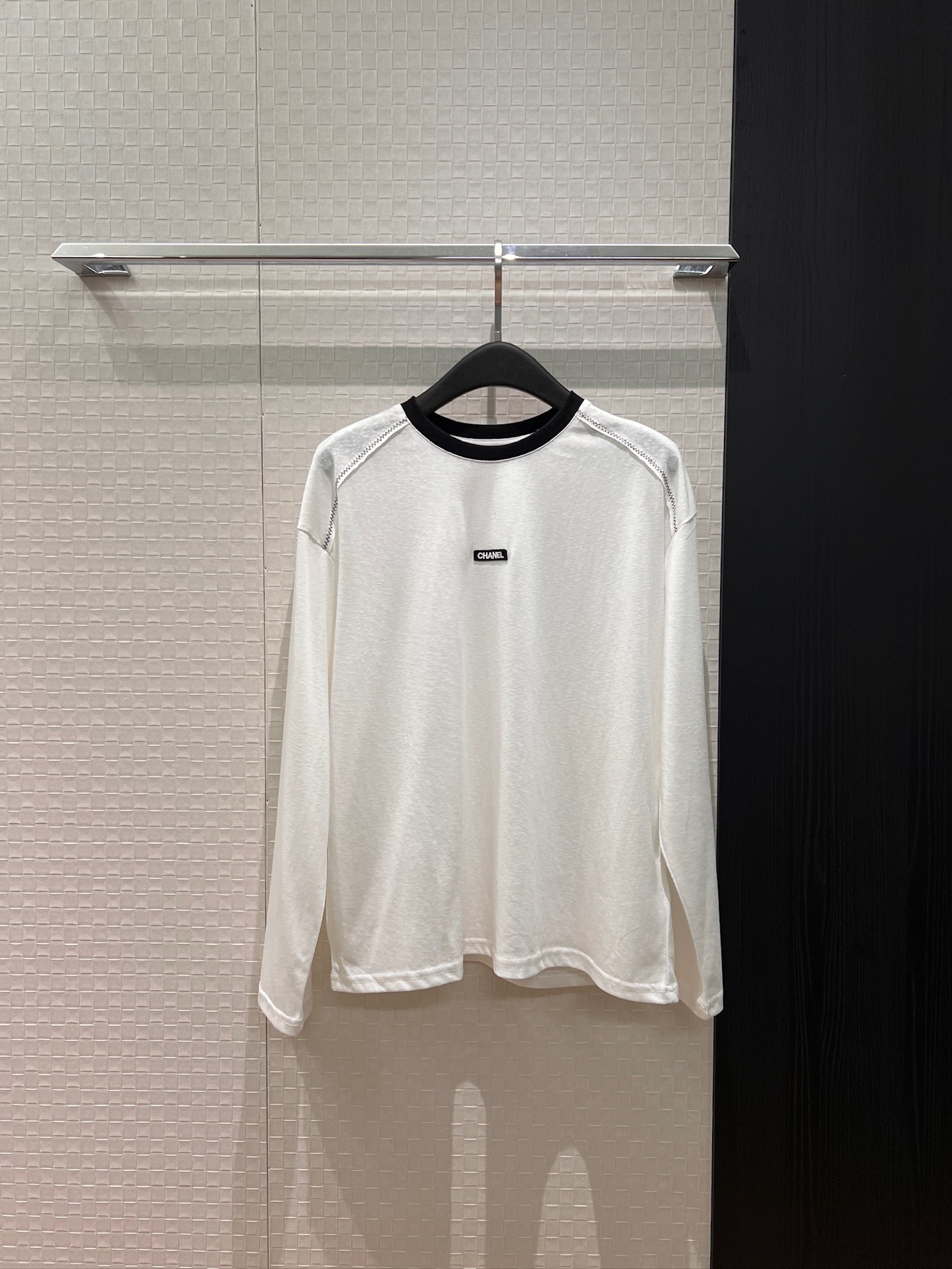 NO:738835,New contrasting color round neck spliced ​​long-sleeved T-shirt, loose and casual, small label decoration on the chest, simple white tSML,,tees,t-shirt,19860909新款撞色圆领拼接长袖T恤宽松休闲 胸前小标签装饰 简单小白tSML,,tees，t-shirt,,Women's clothing