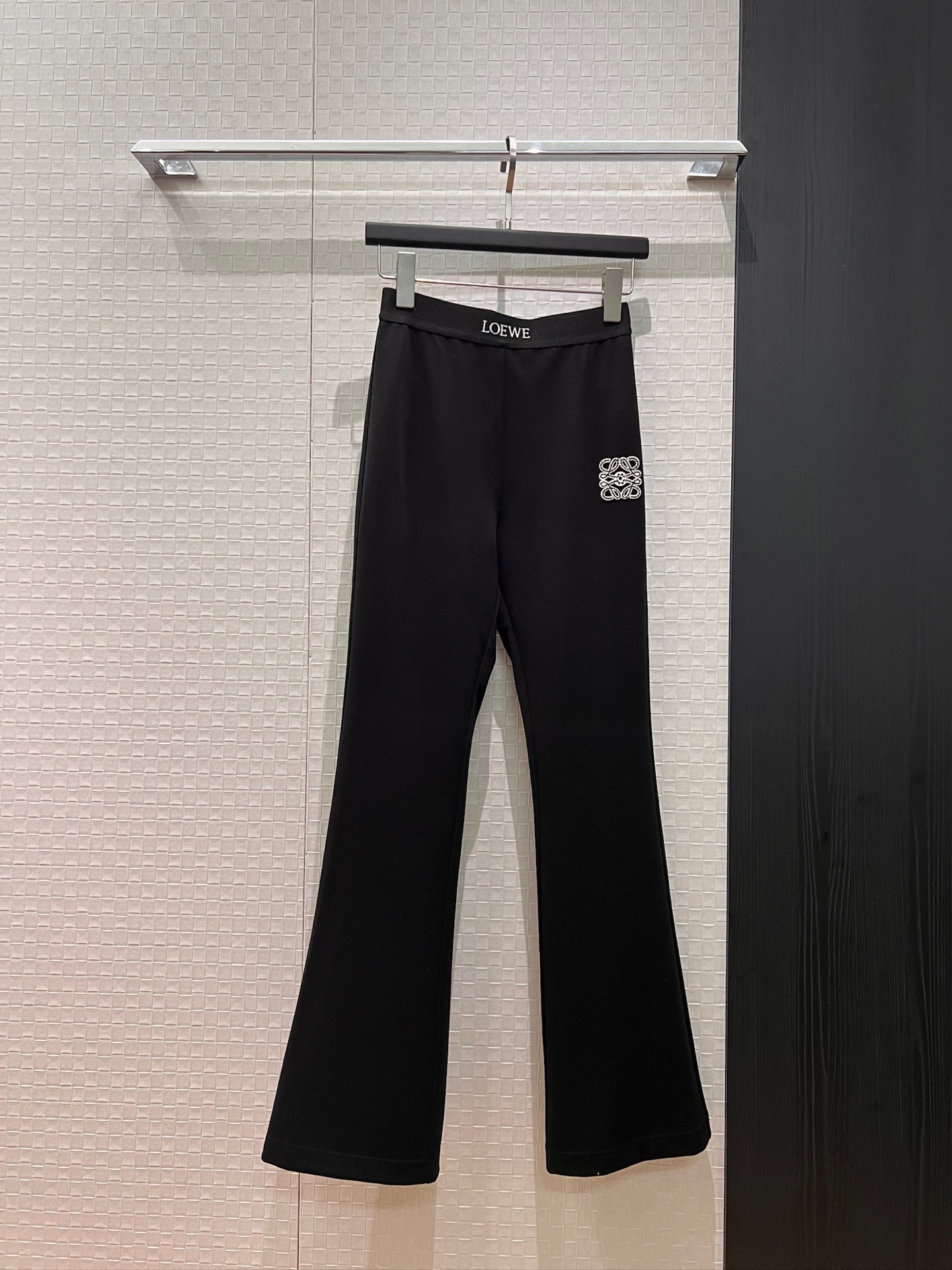 NO:738838,New loewe jacquard webbing, elastic waistband, micro-flare pants, three-dimensional embroidered logo badge, slim fit, must-have SML for paper people,,loewe,19860909新款loewe提花织带弹力腰带微喇叭裤立体刺绣logo徽章 修身显瘦 纸片人必备SML,,loewe,,Women's clothing