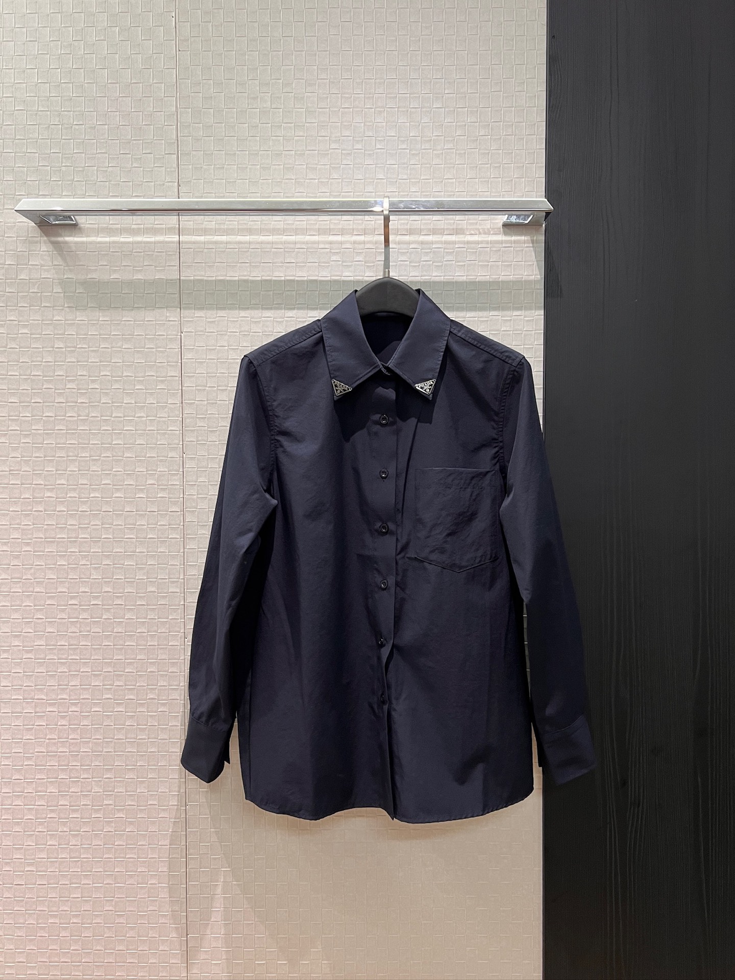 NO:738840,New triangle badge decorated shirt, simple and versatile, fashionable and casual, a must-have dark blue and white SML,,19860909新款三角徽章装饰衬衣 简单百搭时尚休闲 人手必备深蓝白色 SML,,,Women's clothing