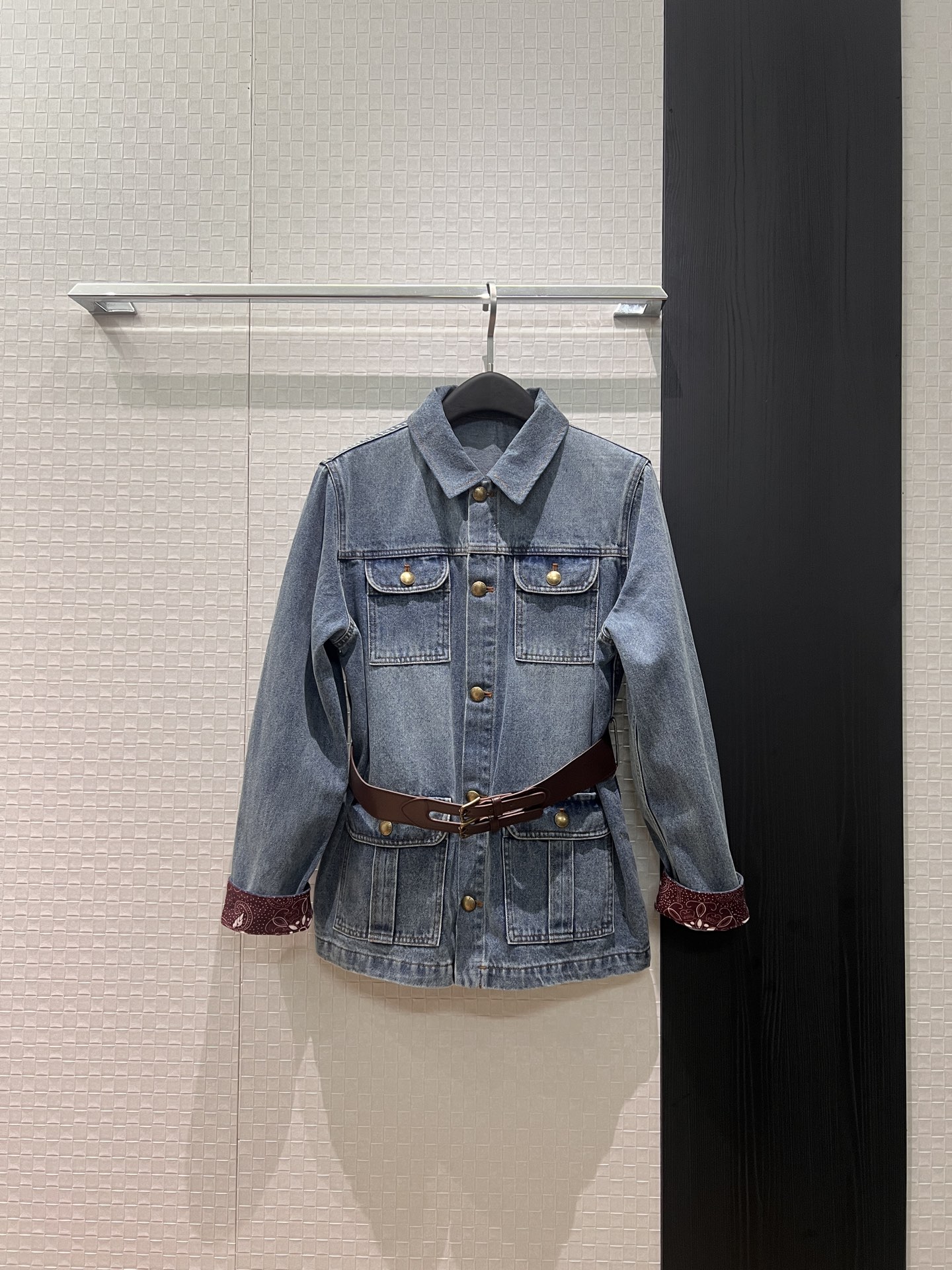 NO:738846,New cashew print spliced ​​denim jacket. Delivered with leather belt to decorate the waist and flap with four pockets. Casual, sweet and cool. Washed and personalized SML,,jackets & coats,19860909新款腰果印花拼接牛仔外套 配送皮腰带装饰收腰翻盖四口袋 休闲甜酷 洗水个性SML,,jackets & coats,,Women's clothing
