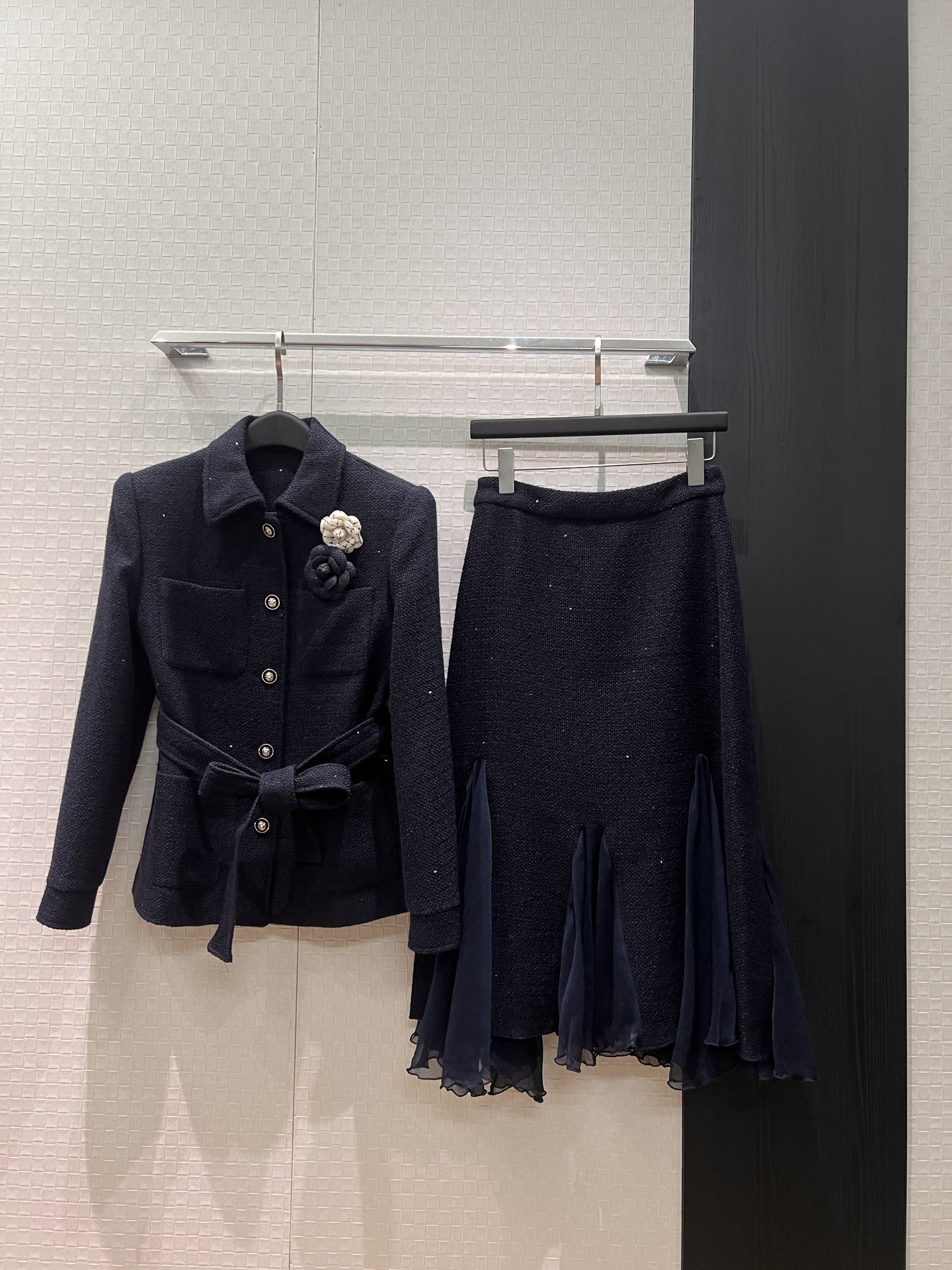 NO:738852,Coat and skirt are decorated with new camellia brooches. Belted waist, dark blue tweed jacket, irregular patchwork fishtail skirt, elegant and intellectual, ladylike temperament. Can be set in one set and separated. SML,,skirts,jackets & coats,brooch,breastpin,19860909外套半裙新款山茶花胸针装饰 腰带收腰深蓝粗花呢外套不规则拼纱鱼尾半裙优雅知性 名媛气质 可一套可分开 SML,,skirts,jackets & coats,brooch，breastpin,,Women's clothing