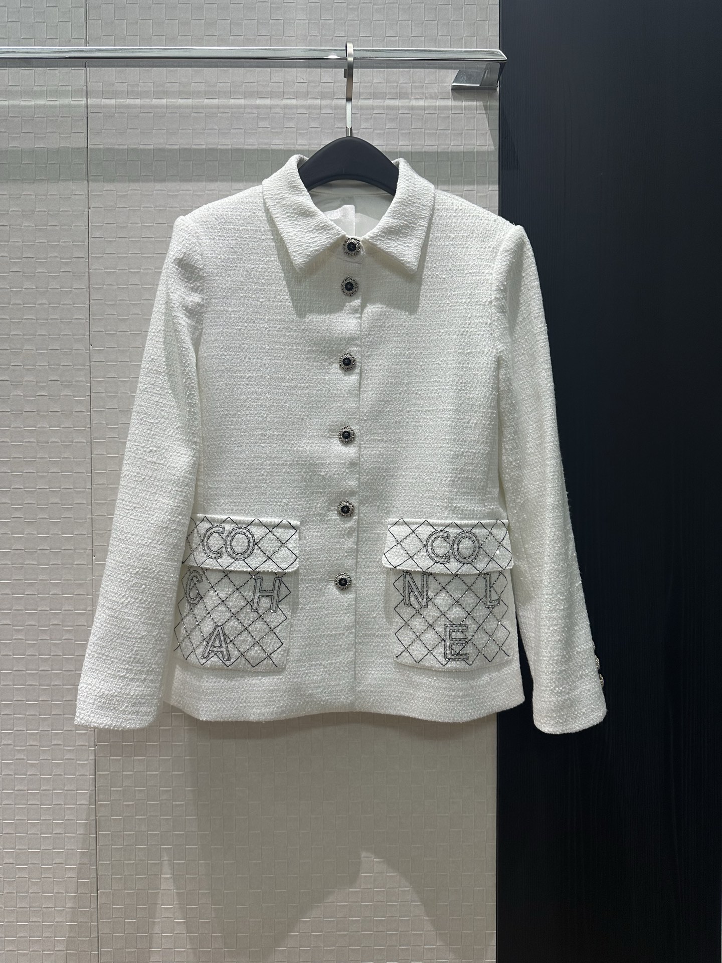 NO:739276,New arrival of tweed white jacket, heavily beaded logo letter pockets decorated with molded diamond double C buckles, jacquard camellia lining, ladylike style, versatile for commuting SML,,jackets & coats,19860909新款来袭粗花呢白色外套 重工钉珠logo字母口袋装饰开模镶钻双C扣 提花山茶花内衬名媛气质 通勤百搭 SML,,jackets & coats,,Women's clothing