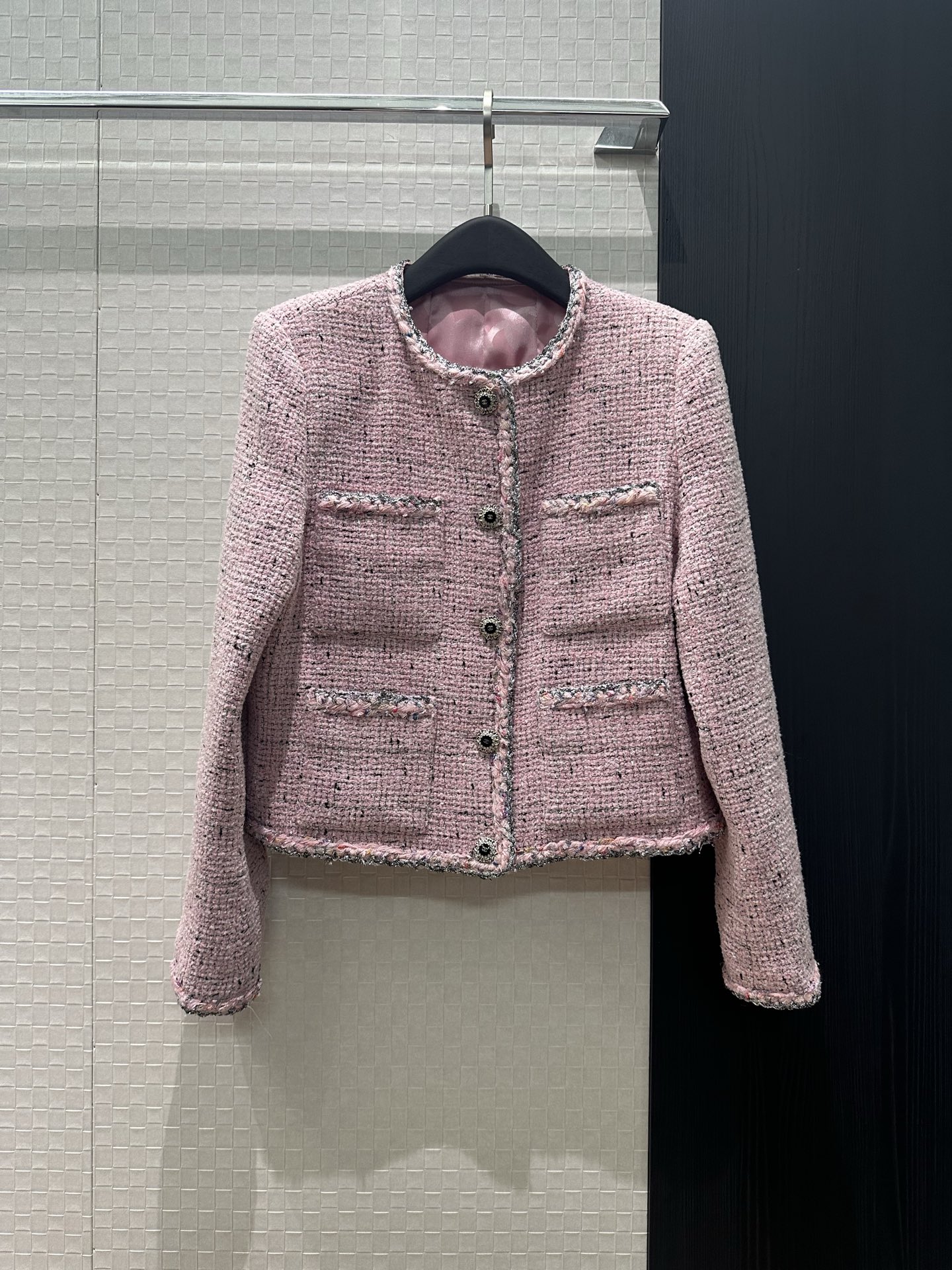 NO:739280,New arrival, hand-woven belt decoration, pink tweed round-neck jacket with molded double C diamond-encrusted buttons, jacquard camellia lining, versatile for commuting, a must-have for age reduction SML,,jackets & coats,19860909新款来袭手工编织带装饰 粉色粗花呢圆领外套开模双c镶钻扣子 提花山茶花内衬通勤百搭 减龄必备 SML,,jackets & coats,,Women's clothing