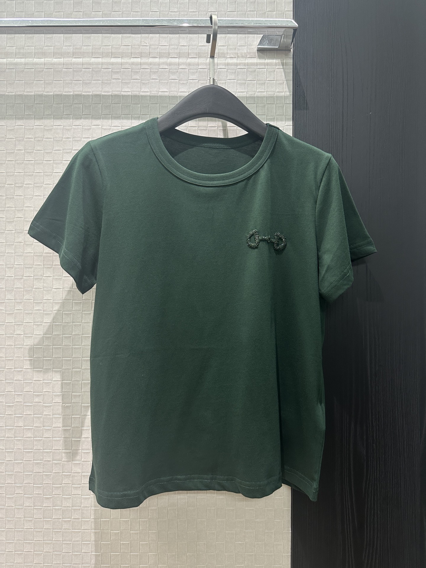 NO:739275,New heavy industry three-dimensional stirrup button beaded decorative T-shirt, round neck, short sleeves, simple and casual, fashionable and versatile, dark green and white SML,,T-shirt,tees,t-shirt,19860909新款重工立体马蹬扣钉珠装饰T恤 圆领短袖简单休闲 时尚百搭 墨绿白色 SML,,T-shirt,tees，t-shirt,,Women's clothing