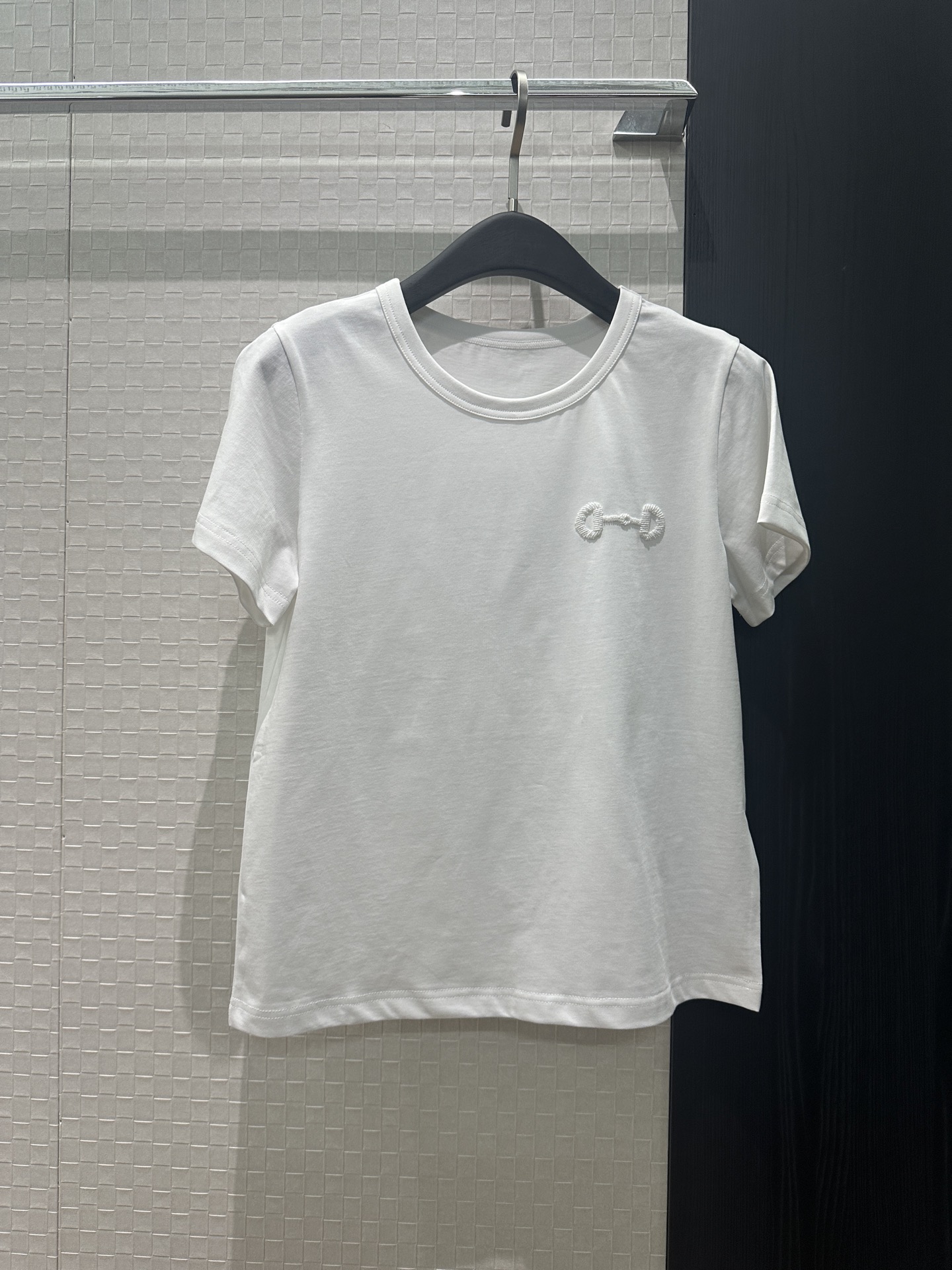 NO:739279,New heavy industry three-dimensional stirrup button beaded decorative T-shirt, round neck, short sleeves, simple and casual, fashionable and versatile, dark green and white SML,,T-shirt,tees,t-shirt,19860909新款重工立体马蹬扣钉珠装饰T恤 圆领短袖简单休闲 时尚百搭 墨绿白色 SML,,T-shirt,tees，t-shirt,,Women's clothing
