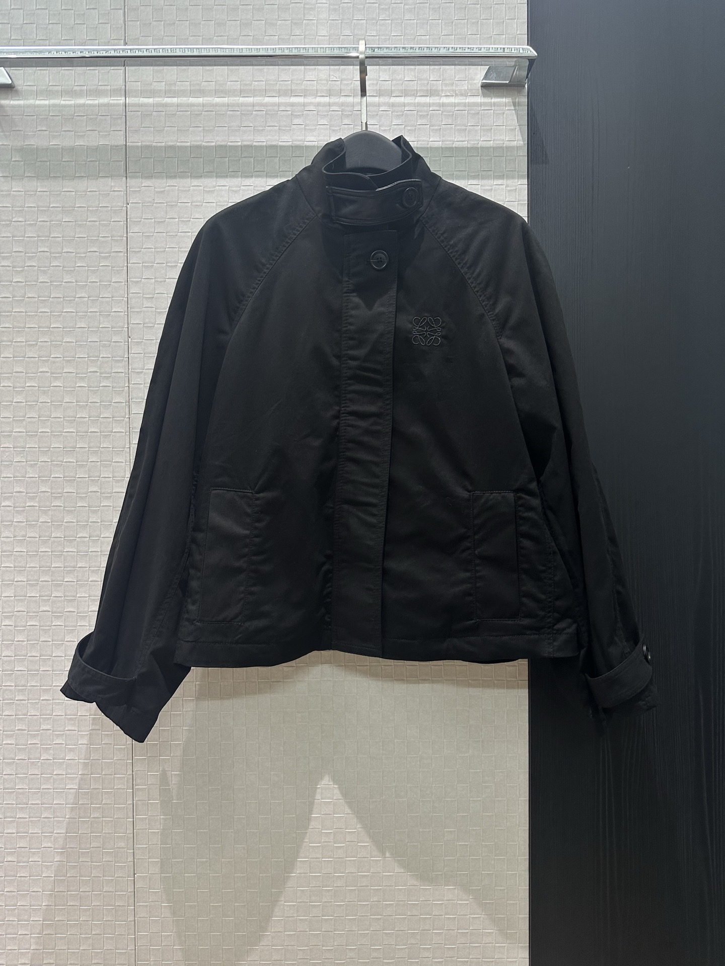 NO:739283,New recommended Loewe A-line windbreaker with stand-up collar and leather decoration, classic logo badge embroidered on the chest, raglan sleeve design, cuff adjustment, molded buttons, black khaki SML,,loewe,jackets & coats,19860909新款推荐Loewe 立领拼皮装饰A字风衣外套胸前刺绣经典logo徽章 插肩袖设计 袖口调节 开模扣子黑色卡其 SML,,loewe,jackets & coats,,Women's clothing