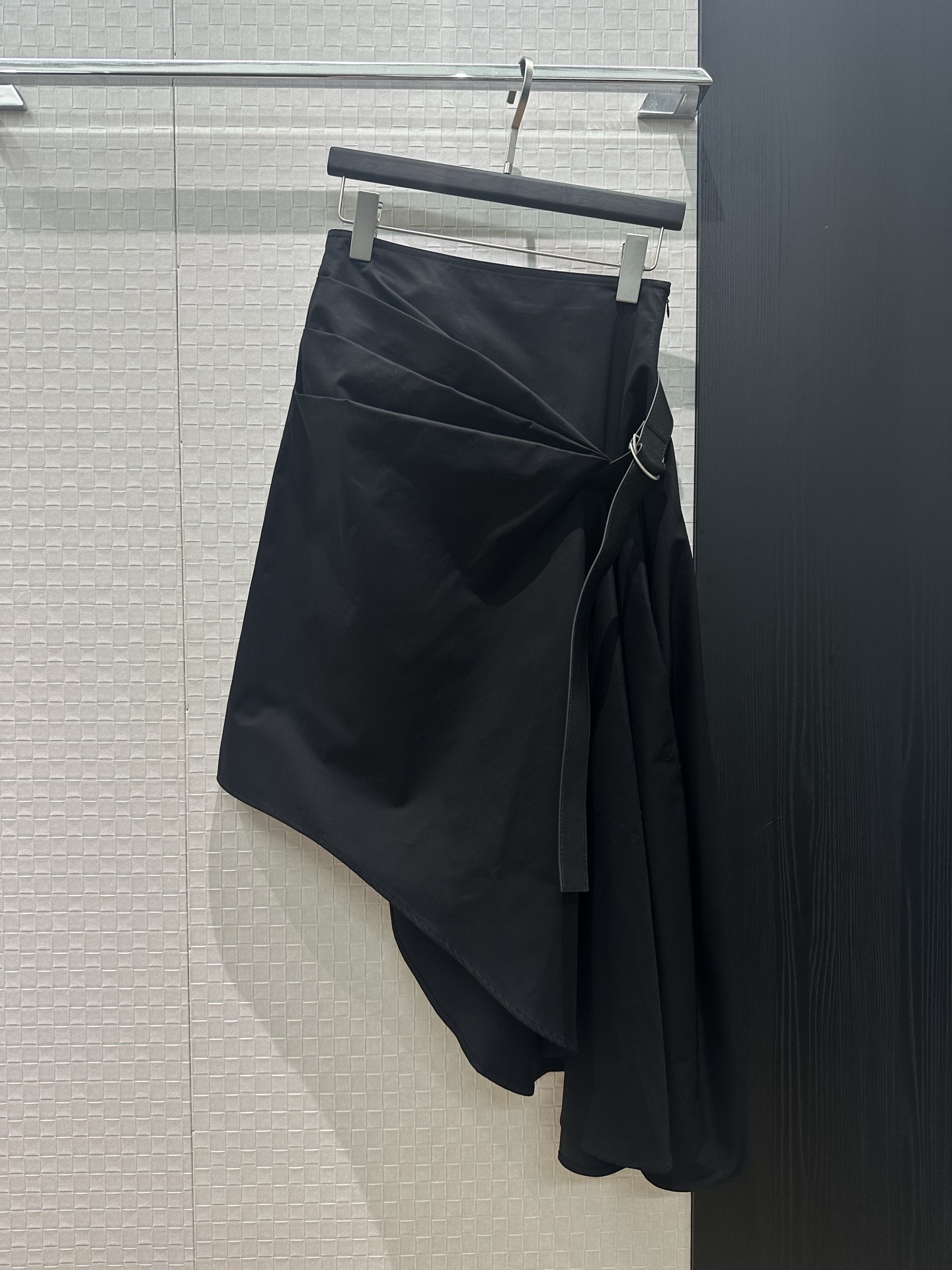 NO:739290,The new recommendation is Loewe's irregular belt-embellished skirt. Belt to adjust the waist. Asymmetric pleat design with logo leather label. Bevel skirt. Full of personality. Black khaki. SML,,loewe,skirts,19860909新款推荐loewe不规则系皮带装饰半裙 腰带调节收腰 不对称褶皱设计logo皮标 斜边裙摆 个性十足黑色卡其 SML,,loewe,skirts,,Women's clothing