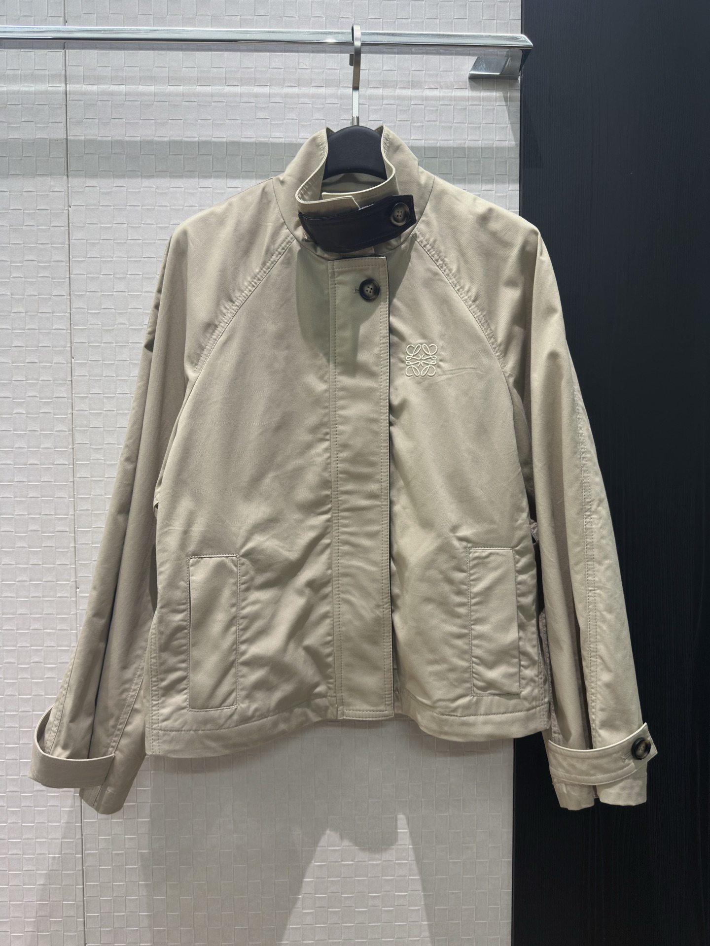 NO:739287,New recommended Loewe A-line windbreaker with stand-up collar and leather decoration, classic logo badge embroidered on the chest, raglan sleeve design, cuff adjustment, molded buttons, black khaki SML,,loewe,jackets & coats,19860909新款推荐Loewe 立领拼皮装饰A字风衣外套胸前刺绣经典logo徽章 插肩袖设计 袖口调节 开模扣子黑色卡其 SML,,loewe,jackets & coats,,Women's clothing