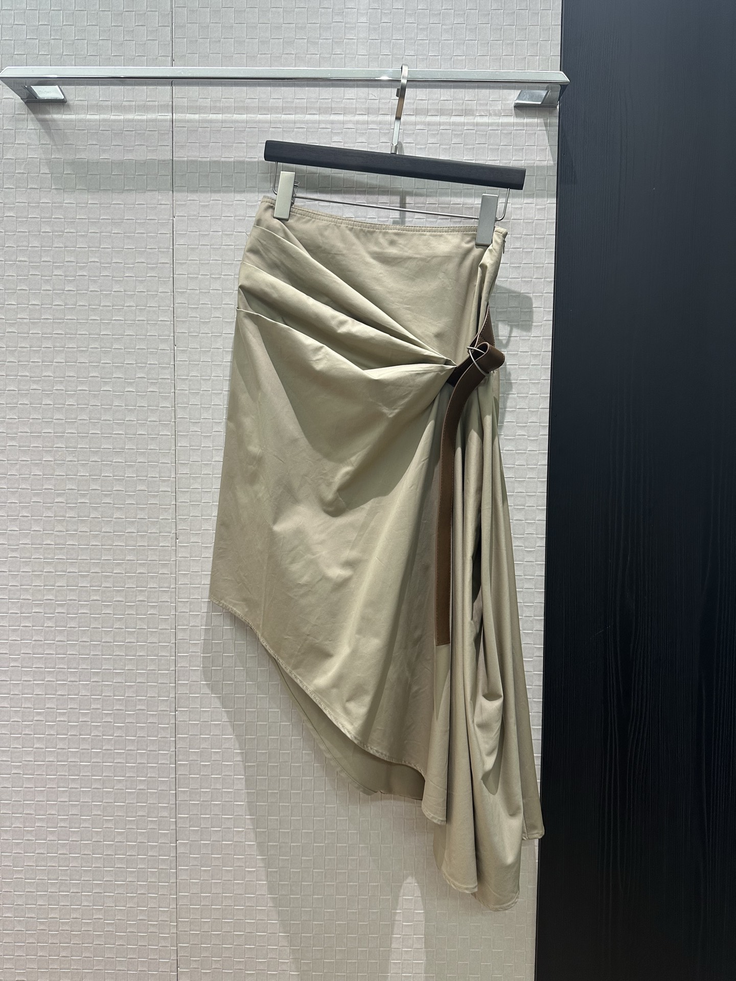 NO:739296,The new recommendation is Loewe's irregular belt-embellished skirt. Belt to adjust the waist. Asymmetric pleat design with logo leather label. Bevel skirt. Full of personality. Black khaki. SML,,loewe,skirts,19860909新款推荐loewe不规则系皮带装饰半裙 腰带调节收腰 不对称褶皱设计logo皮标 斜边裙摆 个性十足黑色卡其 SML,,loewe,skirts,,Women's clothing