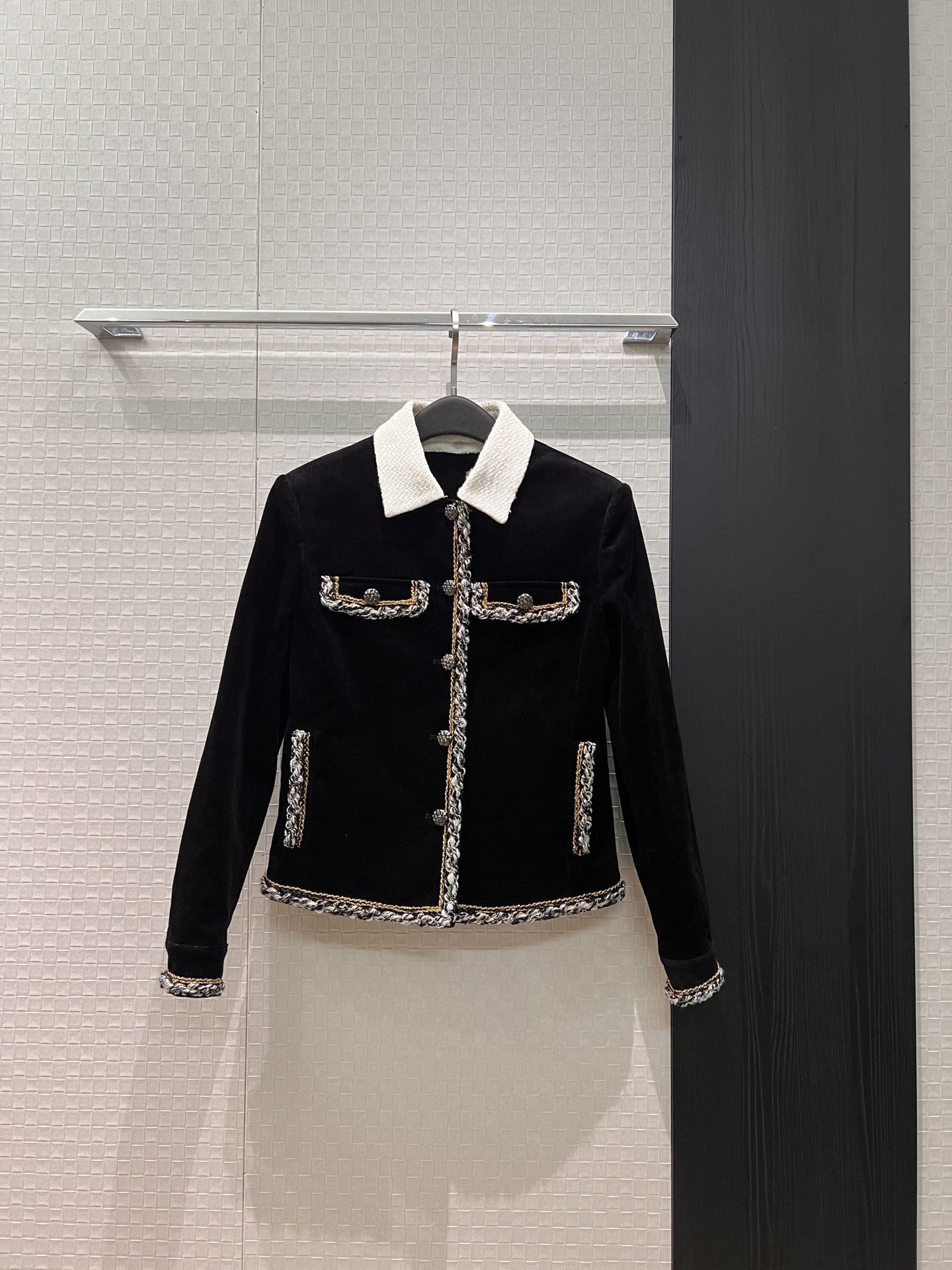 NO:739795,New color-blocked collar fake two-piece design Corduroy jacket with woven strips and detachable collar for two looks Camellia lining socialite fashion SML,,jackets & coats,19860909新款拼色领假两件设计 编织带装饰灯芯绒外套衣领可拆卸 两种穿搭 山茶花内衬名媛时尚 SML,,jackets & coats,,Women's clothing