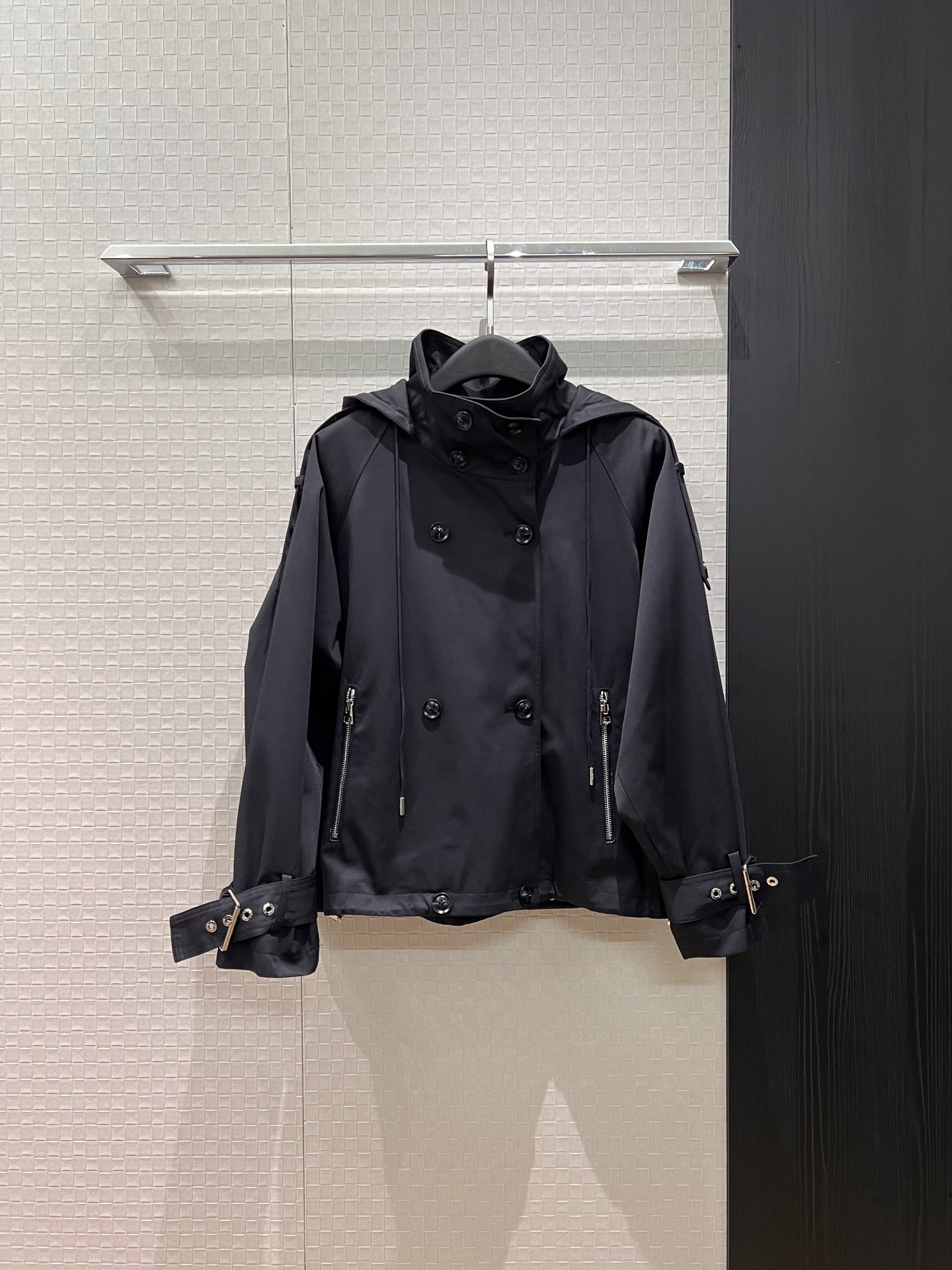 NO:739783,New double-breasted high-collar hooded windbreaker jacket, non-removable hood with jungle beast print lining, drawstring at the hem, adjustable waist, loose and casual sleeve design, versatile for all ages, dark blue and white SML,,jackets & coats,hats,19860909新款双排扣高领连帽风衣外套 帽子不可拆丛林猛兽印花内衬 下摆抽绳可调节收腰 袖带设计宽松休闲 减龄百搭 深蓝白色 SML,,jackets & coats,hats,,Women's clothing