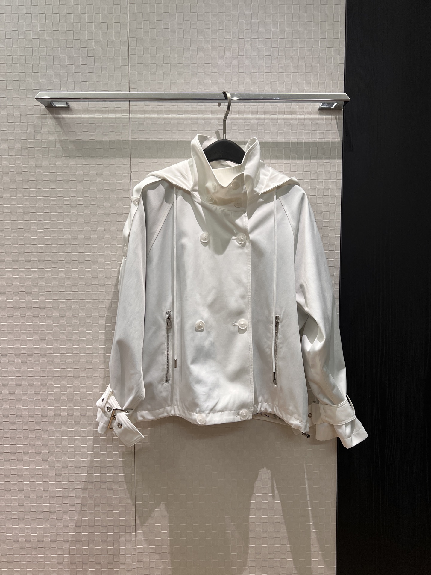 NO:739806,New double-breasted high-collar hooded windbreaker jacket, non-removable hood with jungle beast print lining, drawstring at the hem, adjustable waist, loose and casual sleeve design, versatile for all ages, dark blue and white SML,,jackets & coats,hats,19860909新款双排扣高领连帽风衣外套 帽子不可拆丛林猛兽印花内衬 下摆抽绳可调节收腰 袖带设计宽松休闲 减龄百搭 深蓝白色 SML,,jackets & coats,hats,,Women's clothing