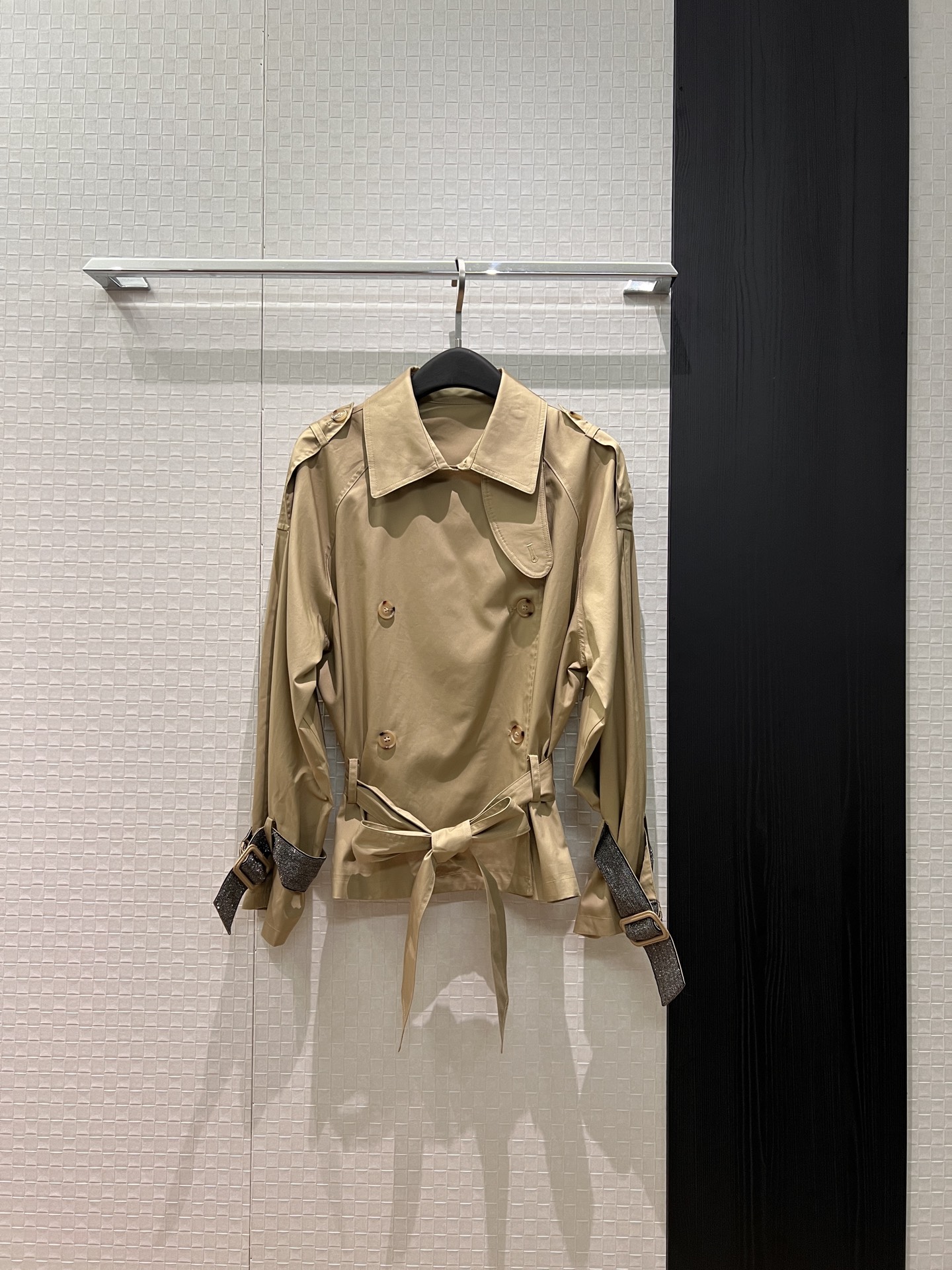 NO:739800,New BC double-breasted windbreaker jacket. Classic bead chain sleeves with epaulette decoration. Belt waist design. The fabric is light and comfortable. Versatile for age reduction. SML, jackets & coats,19860909新款BC双排扣风衣外套 经典珠链袖带肩章装饰 系腰带收腰设计面料轻薄舒适 减龄百搭SML,,jackets & coats,,Women's clothing