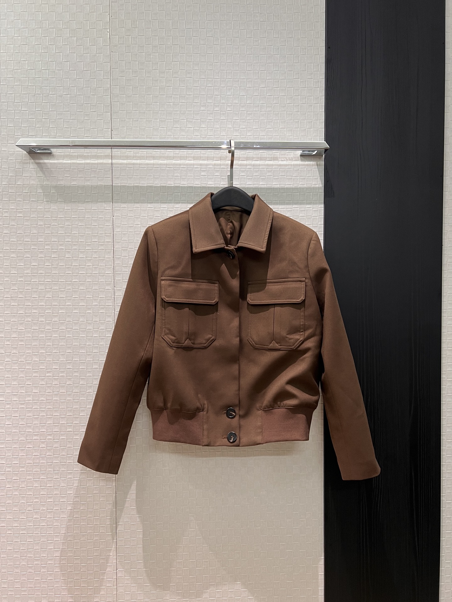 NO:739794,New arrival LP ribbed waist lapel jacket, chest flap pocket decoration, short style, versatile, casual and fashionable SML,,loro piana,jackets & coats,jackets & coats,19860909新款来袭LP罗纹收腰翻领夹克外套 胸前翻盖口袋装饰短款百搭 休闲时尚SML,,loro piana,jackets & coats,jackets & coats,,Women's clothing