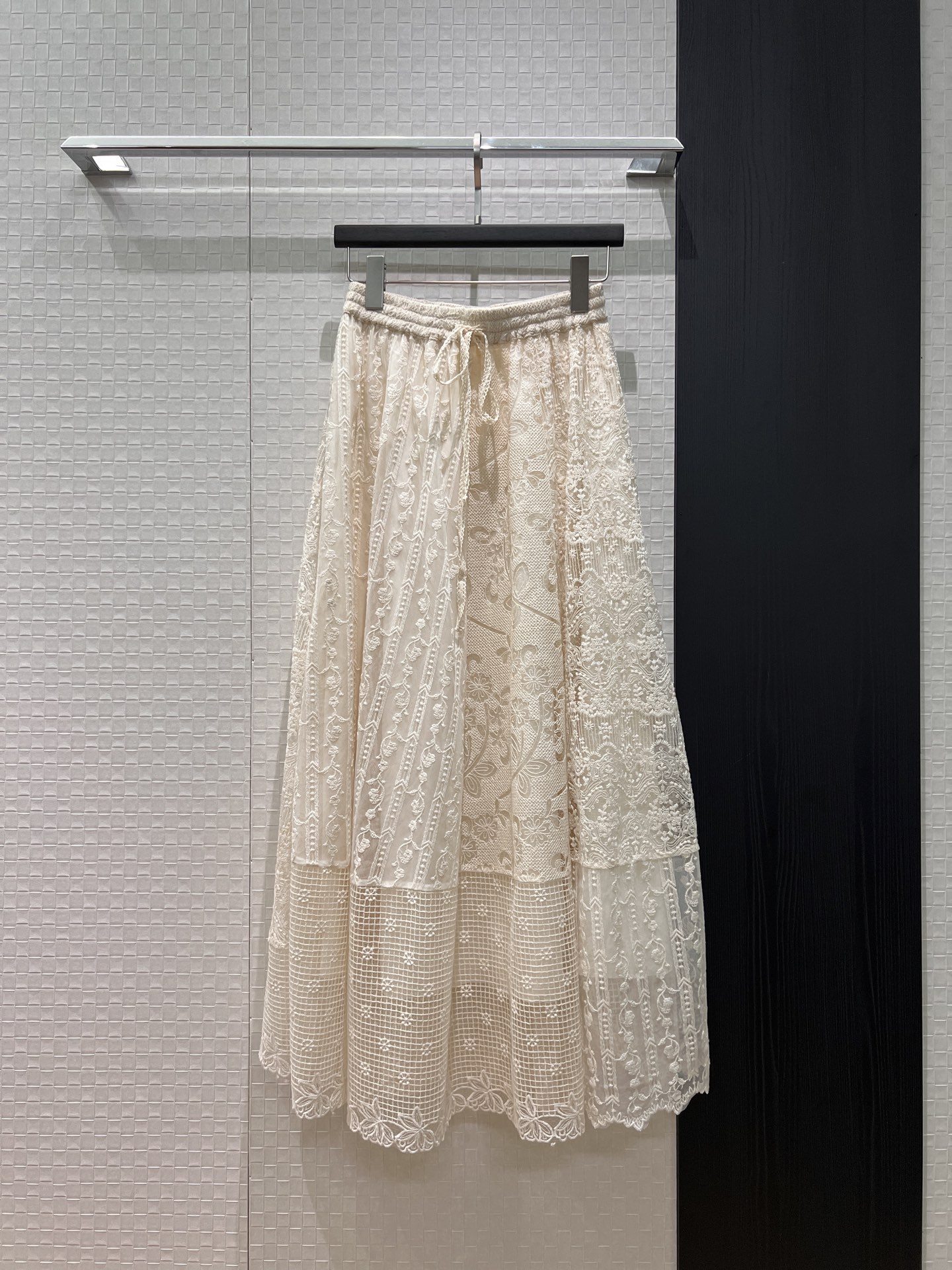 NO:739788,New heavy industry variety of customized jacquard lace splicing skirt with elastic elastic waist, lazy and versatile, relaxed and casual, essential for age reduction SML,,skirts,19860909新款重工多种定制提花蕾丝拼接半裙弹力松紧腰 慵懒百搭 松弛休闲 减龄必备SML,,skirts,,Women's clothing