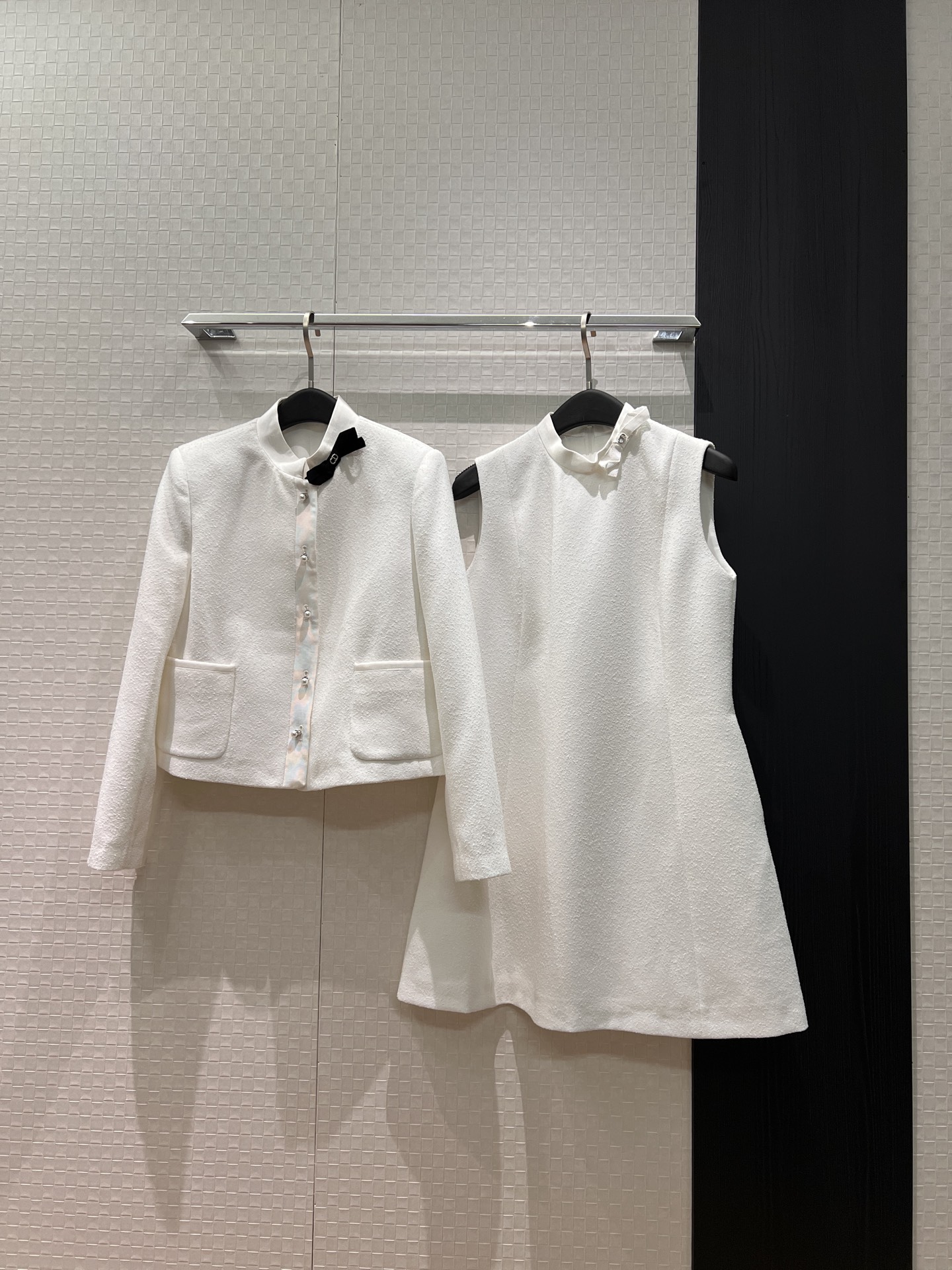 NO:739790,26 new styles are also the same style for the week. White stand-up collar, bow-knot decoration, short jacket, molded bow-knot accessories. Sweet temperament, age-reducing and versatile. S-XL,,jackets & coats,1986090926新款周也同款 白色立领蝴蝶结装饰短款外套开模蝴蝶结小饰品 气质甜美减龄百搭 S-XL,,jackets & coats,,Women's clothing