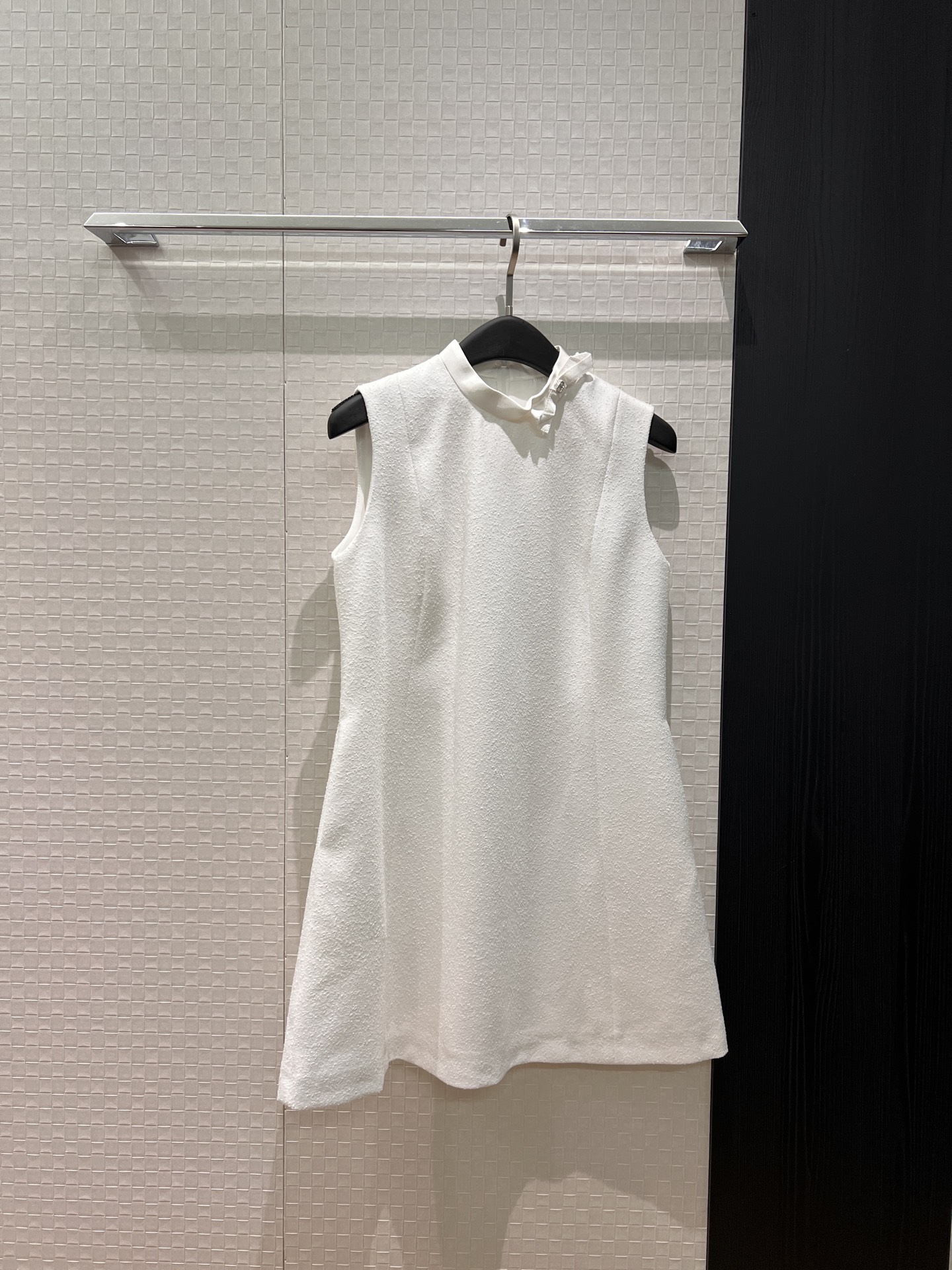 NO:739784,26 new styles are also the same style for the week. White stand-up collar bow decorated sleeveless vest dress with molded CD bow. Slimming and slimming. Temperament and age reduction. S-XL,,skirts,1986090926新款周也同款 白色立领蝴蝶结装饰无袖背心连衣裙开模CD蝴蝶结 修身显瘦 气质减龄S-XL,,skirts,,Women's clothing