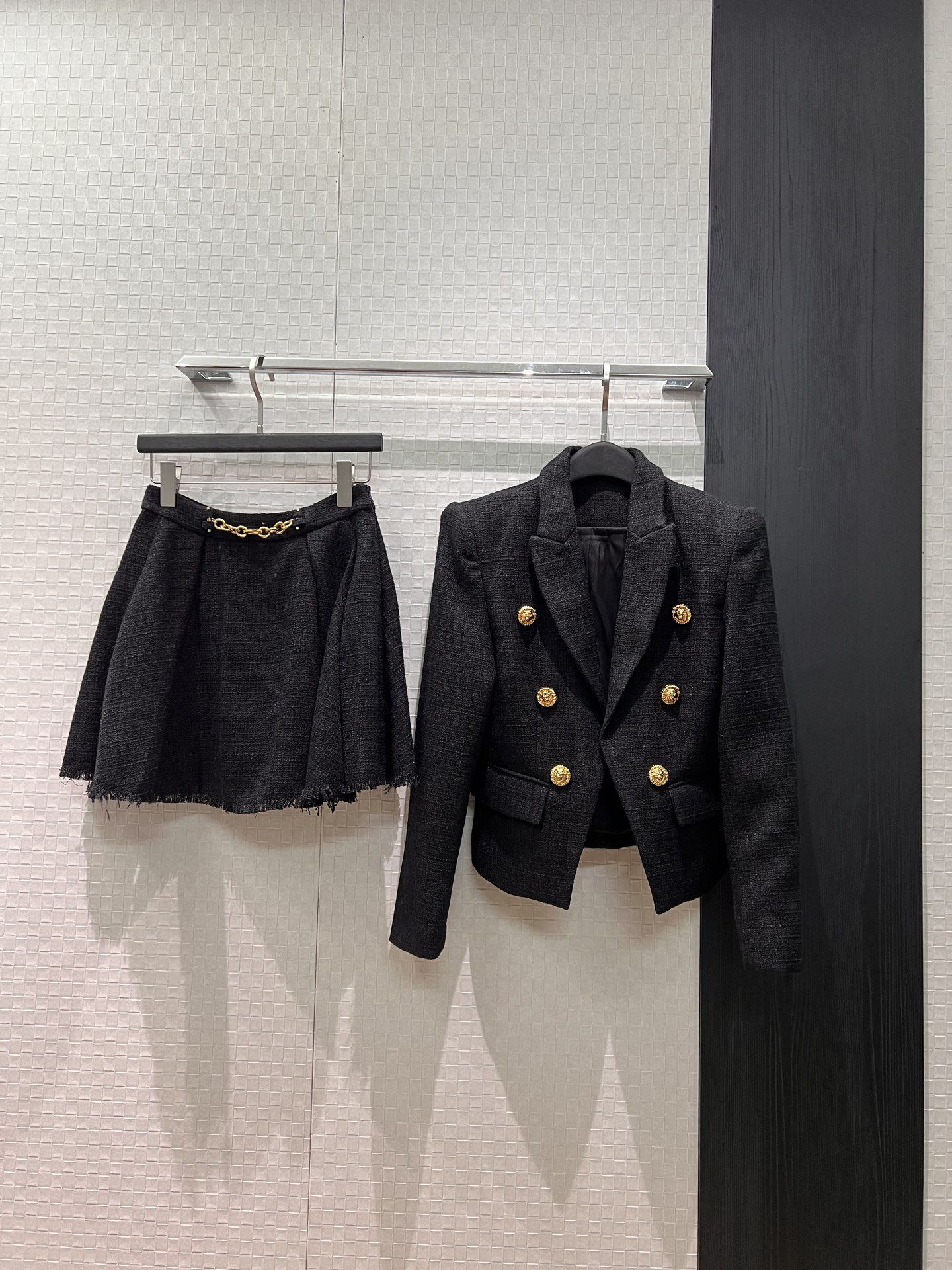 NO:740322,Jacket and skirt p New style double-breasted gold-button tweed short waisted jacket with raw edge A-line skirt Shorts lining design Hardware molding for a ladylike temperament Ladies age reduction SML,,skirts,shorts,jackets & coats,19860909外套半裙p新款双排金扣粗花呢短款收腰外套毛边A字半裙 短裤内衬设计 五金开模名媛气质 淑女减龄 SML,,skirts,shorts,jackets & coats,,Women's clothing