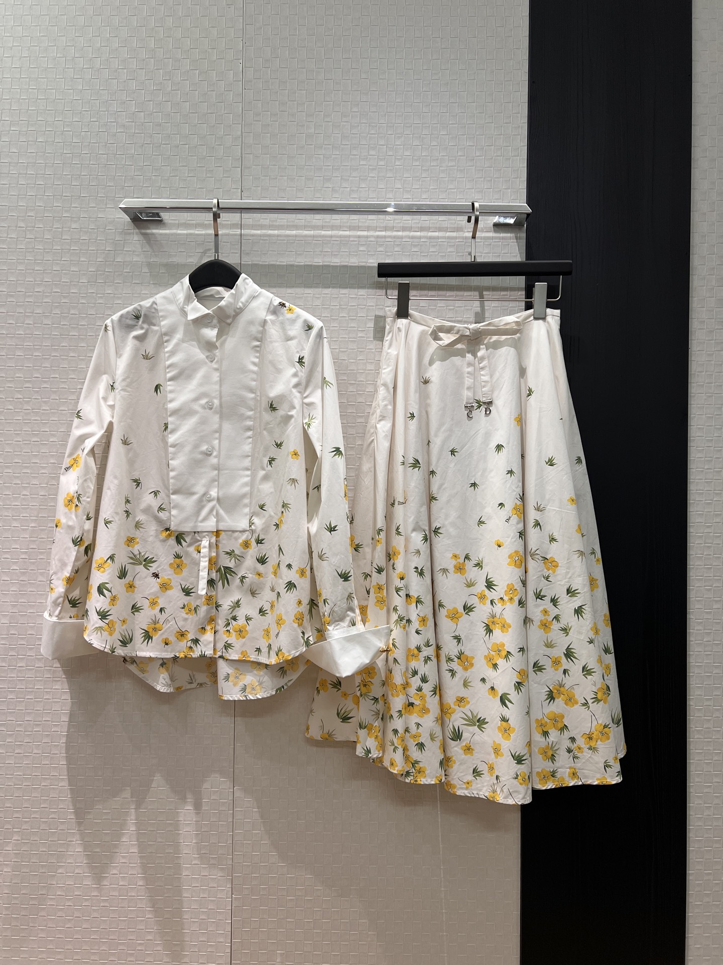 NO:740333,Shirts and skirts new style small lapel positioning printed shirt CD bow A-line umbrella skirt with pockets on both sides and rolled-up cuffs design can be worn as one set or separately S-XL,,skirts,19860909衬衣半裙新款小翻领定位印花衬衣CD蝴蝶结A字伞裙半裙 两侧有口袋 袖口反卷设计可一套或分开搭 S-XL,,skirts,,Women's clothing