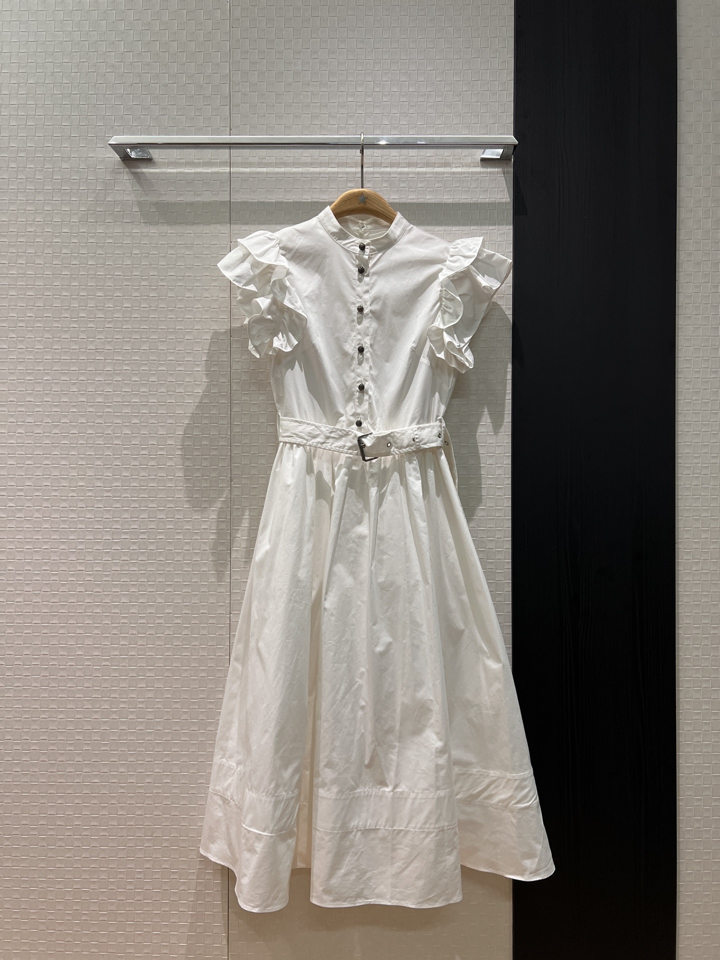 NO:740324,New French style, small three-dimensional lotus leaf lace decorated vest dress with belt, waist-cinching long skirt with CD hollow buckle, elegant and age-reducing, versatile temperament, black and white SML,,skirts,19860909新款法式风 小立体荷叶花边装饰背心连衣裙系腰带 收腰长裙CD镂空扣 优雅减龄 气质百搭 黑色白色 SML,,skirts,,Women's clothing