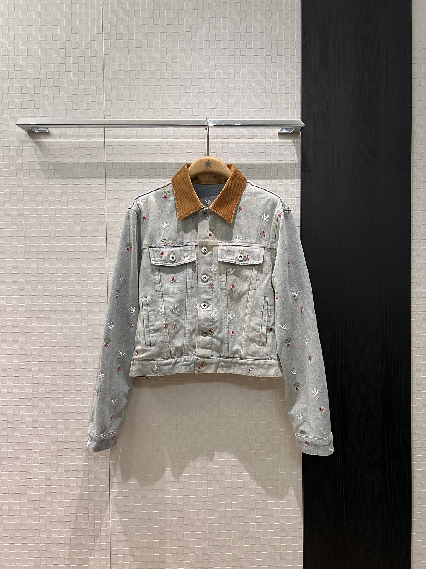NO:740318,New recommended 26 spring and summer Wang Yuwen and Kuang Lingling same style Heavy embroidery peace dove small floral Corduroy collar denim jacket back logo leather label decoration Hardware molding Sweet temperament College style age-reducing and versatile SML,,jackets & coats,19860909新款推荐26春夏 王玉雯 邝玲玲同款 重工刺绣和平鸽小碎花 拼灯芯绒领牛仔外套背后logo皮标装饰 五金开模 甜美气质 学院风减龄百搭 SML,,jackets & coats,,Women's clothing