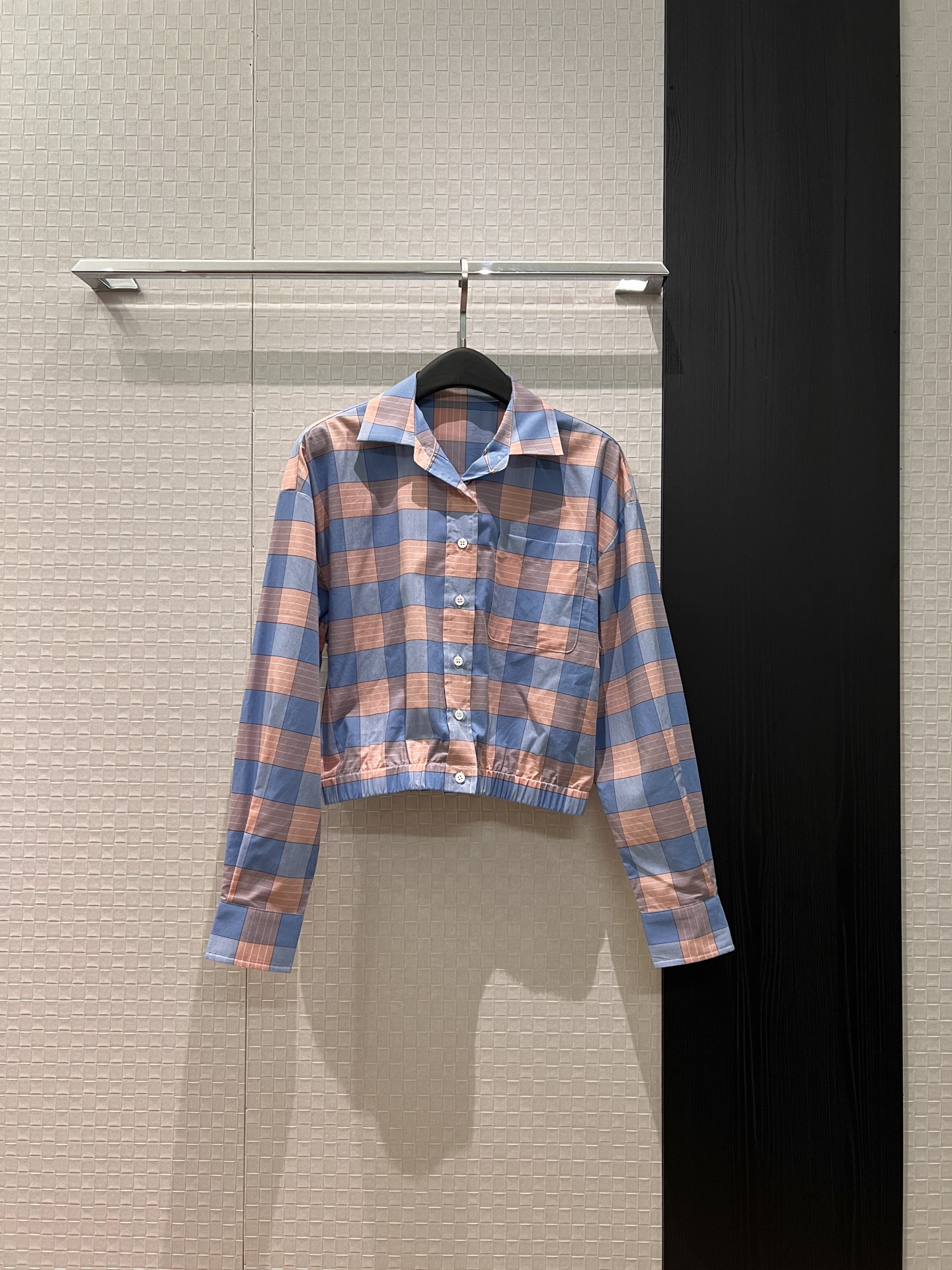 NO:740341,New elastic elastic waist at the hem. Blue and pink plaid short shirt with inverted triangle patch badge decoration on the back. Refreshing and age-reducing. Casual, fashionable, loose and versatile. SML,,19860909新款下摆弹力松紧腰 蓝粉格纹短款衬衣背后倒三角贴布徽章装饰 清爽减龄 休闲时尚宽松百搭 SML,,,Women's clothing