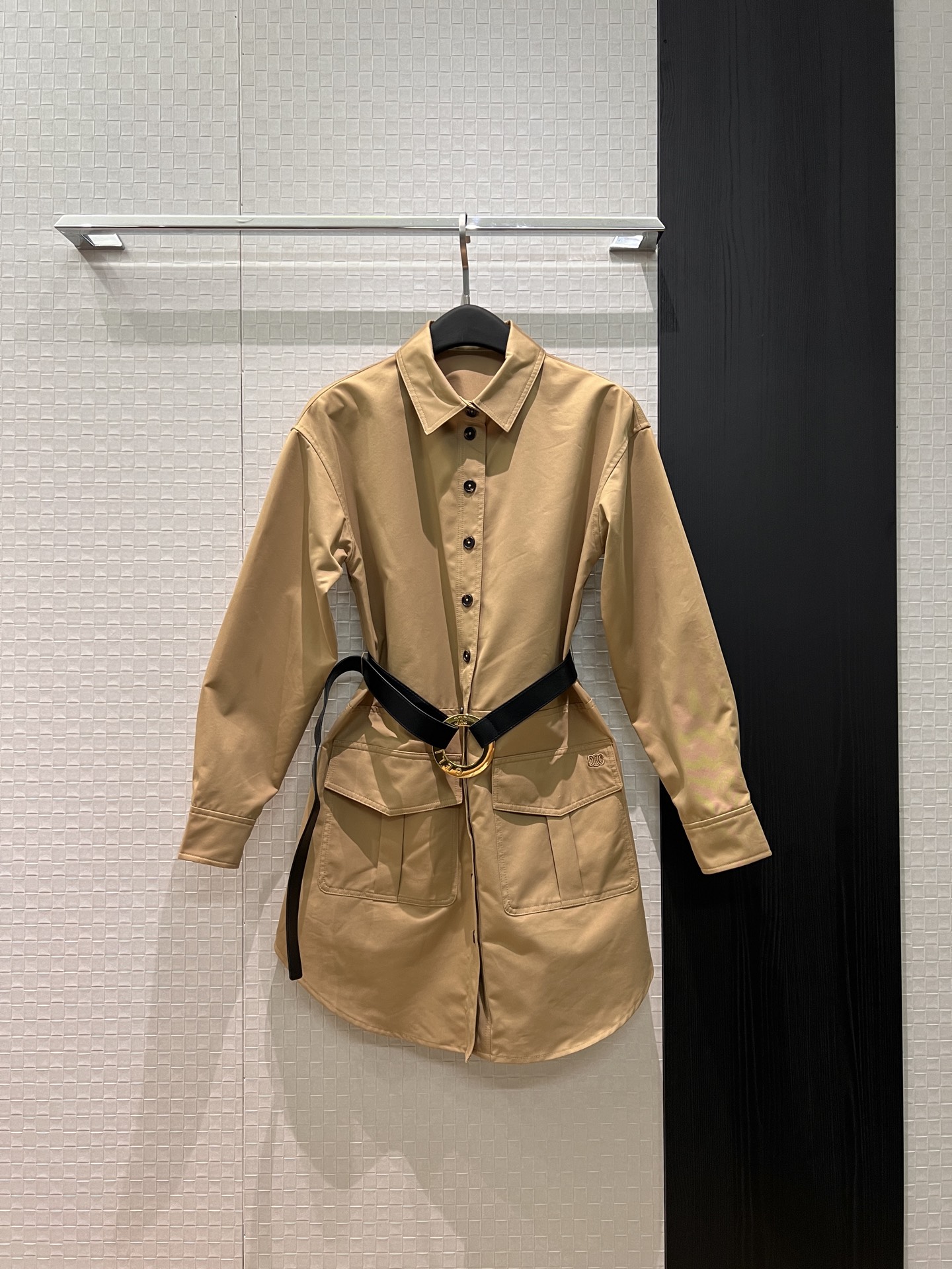 NO:740329,New Liu Shishi's same style, Arc de Triomphe embroidery decoration, mid-length pocket shirt with round buckle belt decoration, loose and casual, workwear style SML,,19860909新款刘诗诗同款 凯旋门刺绣装饰 中长款口袋衬衣配送圆扣腰带装饰 宽松休闲 工装风SML,,,Women's clothing