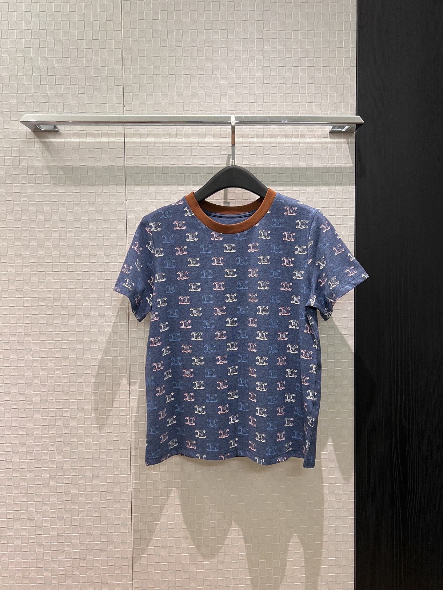 NO:740323,New color block collar Arc de Triomphe logo printed T-shirt. Denim color, fashionable and versatile. Must-have for age reduction. SML,,tees,t-shirt,19860909新款拼色领凯旋门logo印花T恤 牛仔色时尚百搭 减龄必备 SML,,tees，t-shirt,,Women's clothing