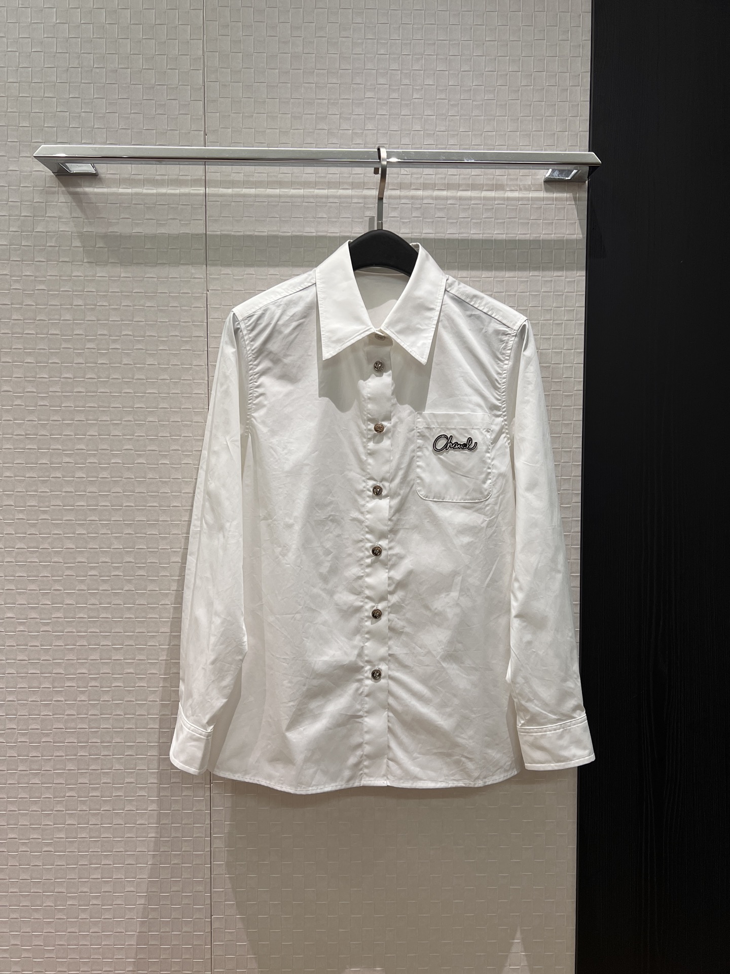 NO:740785,New minimalist shirt with embroidered logo letters and decorative pockets, loose and casual, fashionable and versatile SML,,19860909新款小白控极简衬衣 刺绣logo字母装饰口袋宽松休闲 时尚百搭SML,,,Women's clothing