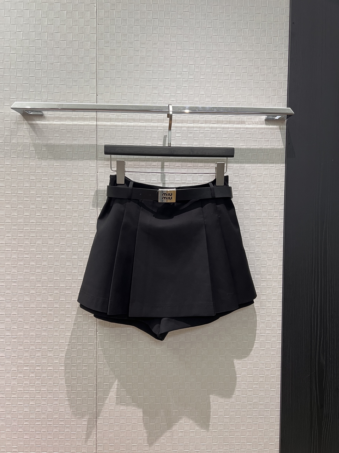 NO:740797,New fake two-piece design, irregular skirt decoration, shorts and culottes delivered with miu belt, sweet age-reducing college style, cute and versatile, black, dark gray and white, S-XL,,miumiu,skirts,shorts,19860909新款假两件设计 不规则裙摆装饰短裤裙裤配送miu腰带 甜美减龄学院风 可爱百搭 黑色深灰白色 S-XL,,miumiu,skirts,shorts,,Women's clothing