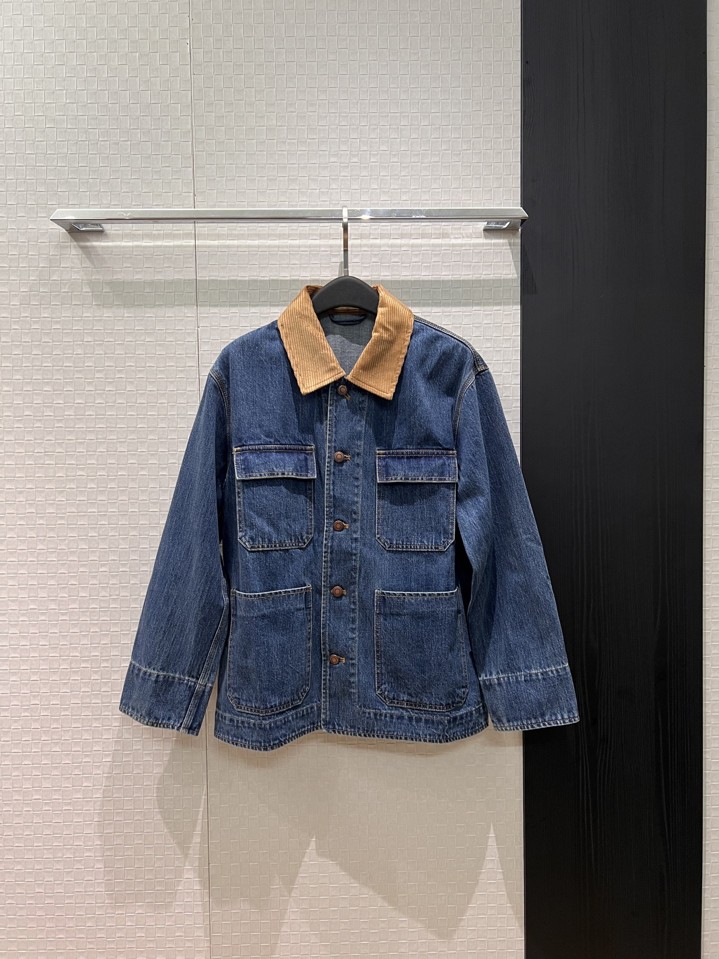 NO:740778,New arrival LP corduroy collar denim jacket, work style loose and casual, fashionable and versatile hardware molding SML,,loro piana,jackets & coats,19860909新款来袭LP灯芯绒领牛仔外套 工装风宽松休闲 时尚百搭五金开模 SML,,loro piana,jackets & coats,,Women's clothing