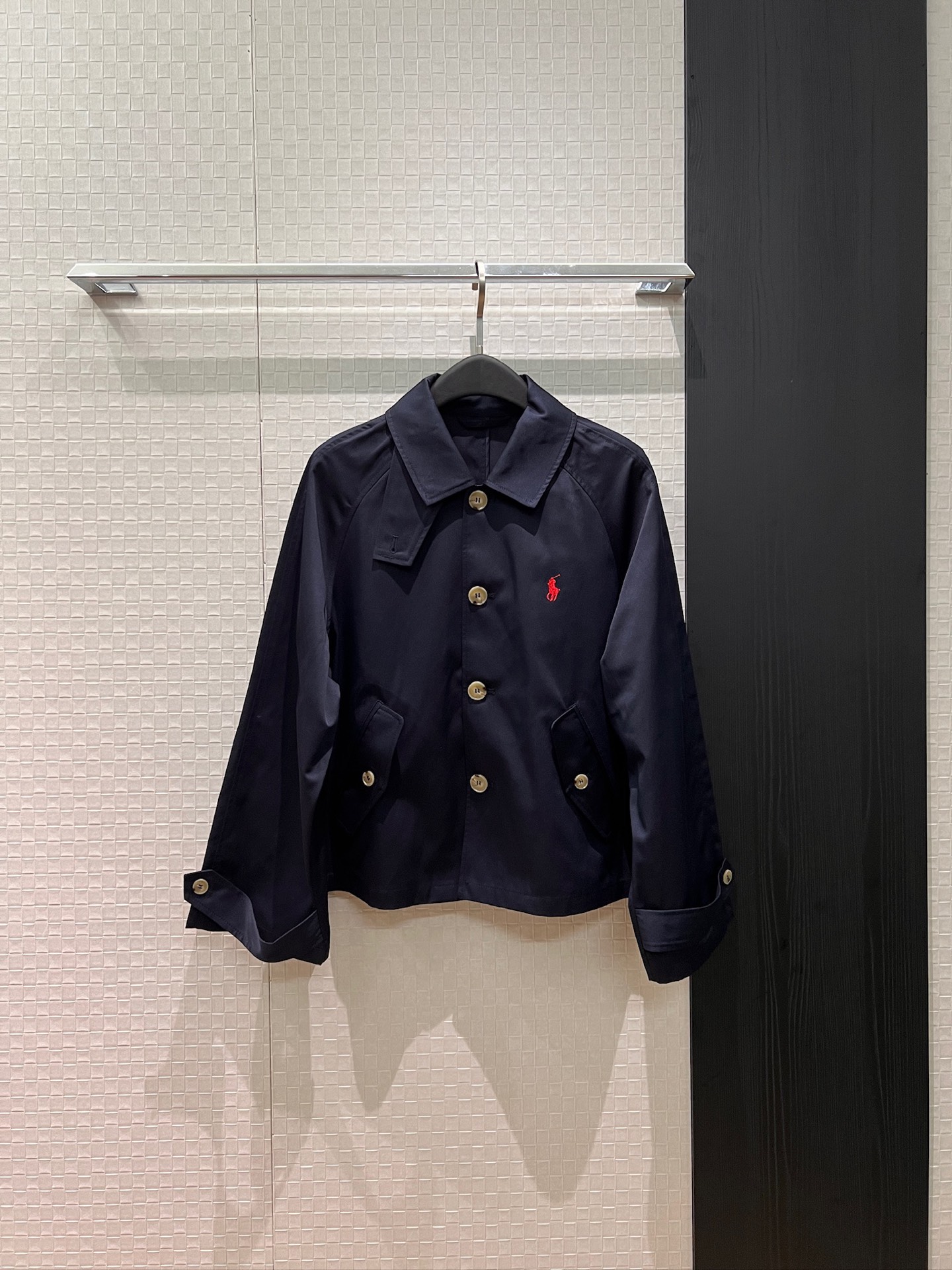 NO:740772,New arrival RL pony embroidered emblem raglan windbreaker coat chin strap sleeve decoration loose casual old money style versatile dark blue khaki white SML,,jackets & coats,19860909新款来袭RL小马刺绣徽章插肩风衣外套颌带袖带装饰 宽松休闲 老钱风百搭深蓝卡其白色 SML,,jackets & coats,,Women's clothing