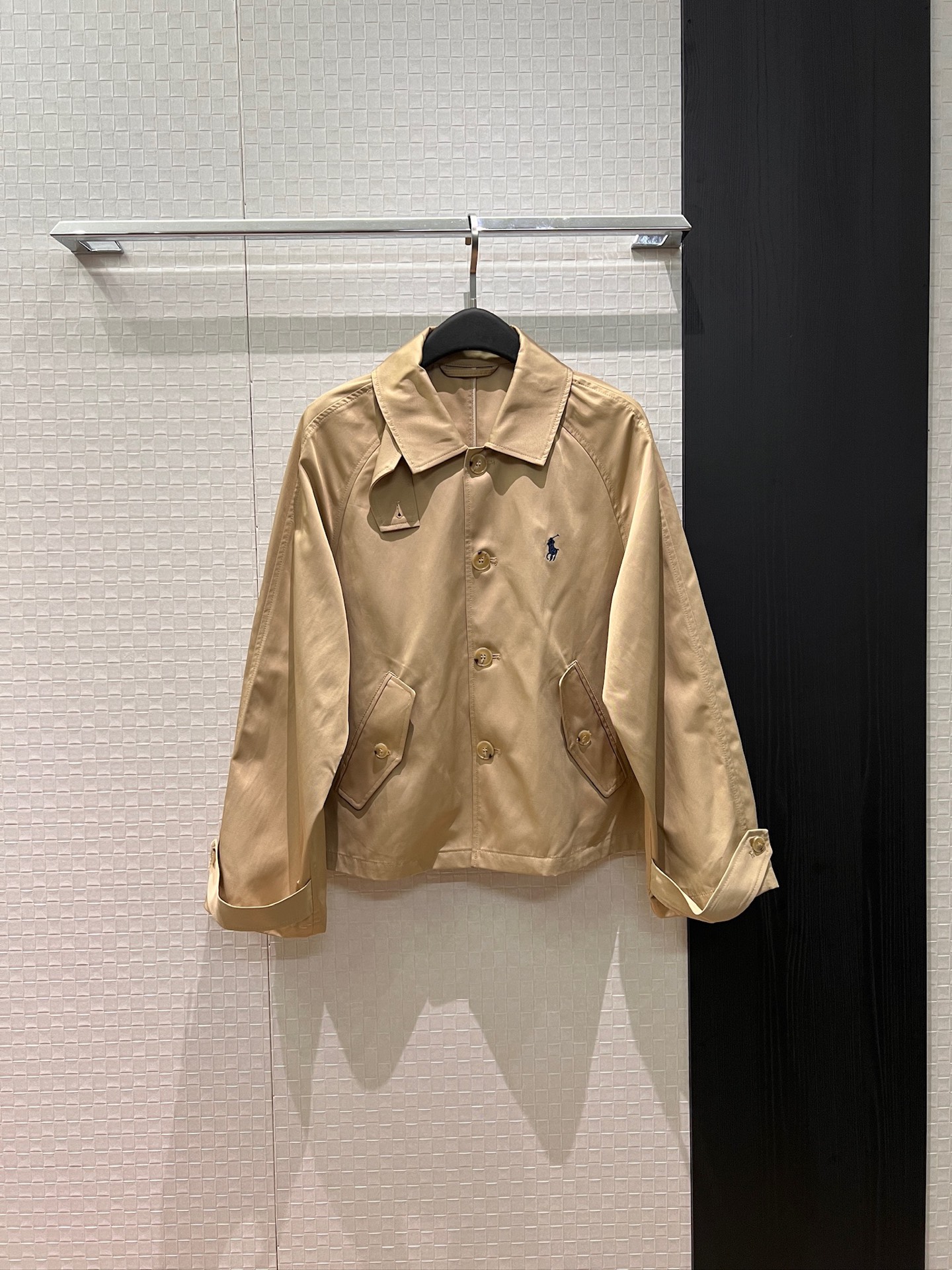 NO:740769,New arrival RL pony embroidered emblem raglan windbreaker coat chin strap sleeve decoration loose casual old money style versatile dark blue khaki white SML,,jackets & coats,19860909新款来袭RL小马刺绣徽章插肩风衣外套颌带袖带装饰 宽松休闲 老钱风百搭深蓝卡其白色 SML,,jackets & coats,,Women's clothing