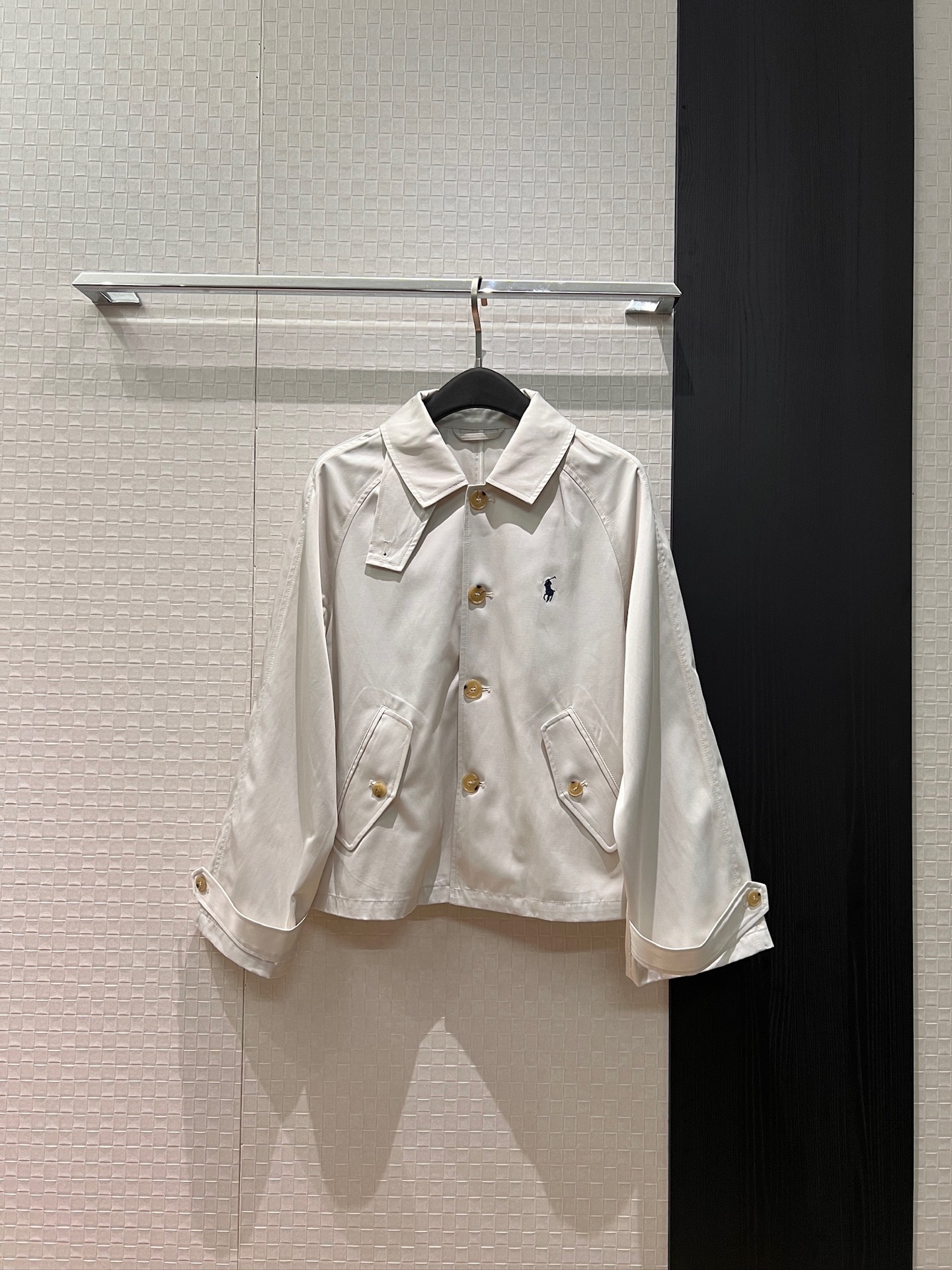 NO:740767,New arrival RL pony embroidered emblem raglan windbreaker coat chin strap sleeve decoration loose casual old money style versatile dark blue khaki white SML,,jackets & coats,19860909新款来袭RL小马刺绣徽章插肩风衣外套颌带袖带装饰 宽松休闲 老钱风百搭深蓝卡其白色 SML,,jackets & coats,,Women's clothing