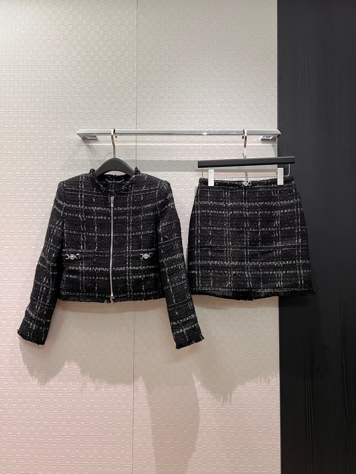 NO:740763,New arrivals for coats and skirts. Plaid tweed fur-edged round neck coats and fur-edge skirts. Open molded Queen Medusa hardware logo badges to decorate the commuter style. Fashion socialite SML,,skirts,jackets & coats,19860909外套半裙新款来袭格纹粗花呢毛边圆领外套毛边半裙 开模美杜莎女王五金logo徽章装饰通勤气质 时尚名媛 SML,,skirts,jackets & coats,,Women's clothing