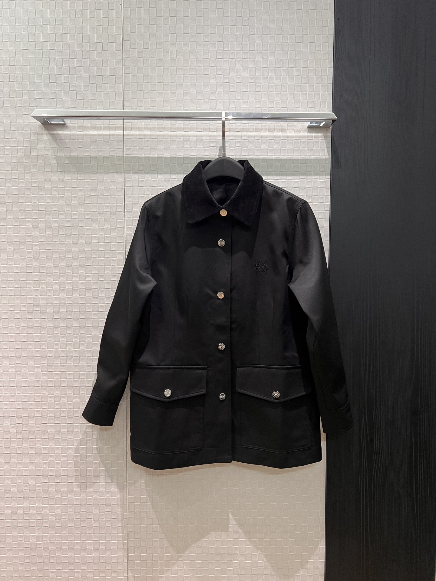 NO:740755,New loewe mid-length casual jacket with corduroy collar. Loose silhouette. Embroidered logo badge on the chest. Large flap pockets on both sides. Handsome and stylish. Sweet, cool and versatile. Black military green. SML,,loewe,jackets & coats,19860909新款来袭loewe拼灯芯绒领休闲外套中长款 宽松廓形 胸前刺绣logo徽章装饰 两侧翻盖大口袋帅气炸街 甜酷百搭 黑色军绿 SML,,loewe,jackets & coats,,Women's clothing