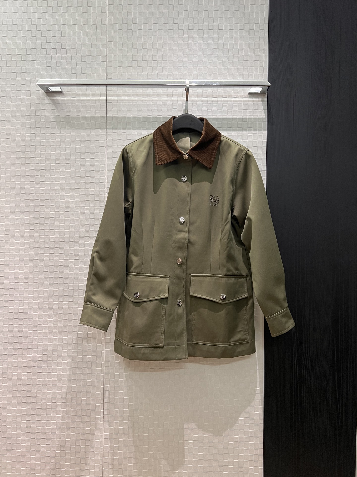 NO:740770,New loewe mid-length casual jacket with corduroy collar. Loose silhouette. Embroidered logo badge on the chest. Large flap pockets on both sides. Handsome and stylish. Sweet, cool and versatile. Black military green. SML,,loewe,jackets & coats,19860909新款来袭loewe拼灯芯绒领休闲外套中长款 宽松廓形 胸前刺绣logo徽章装饰 两侧翻盖大口袋帅气炸街 甜酷百搭 黑色军绿 SML,,loewe,jackets & coats,,Women's clothing