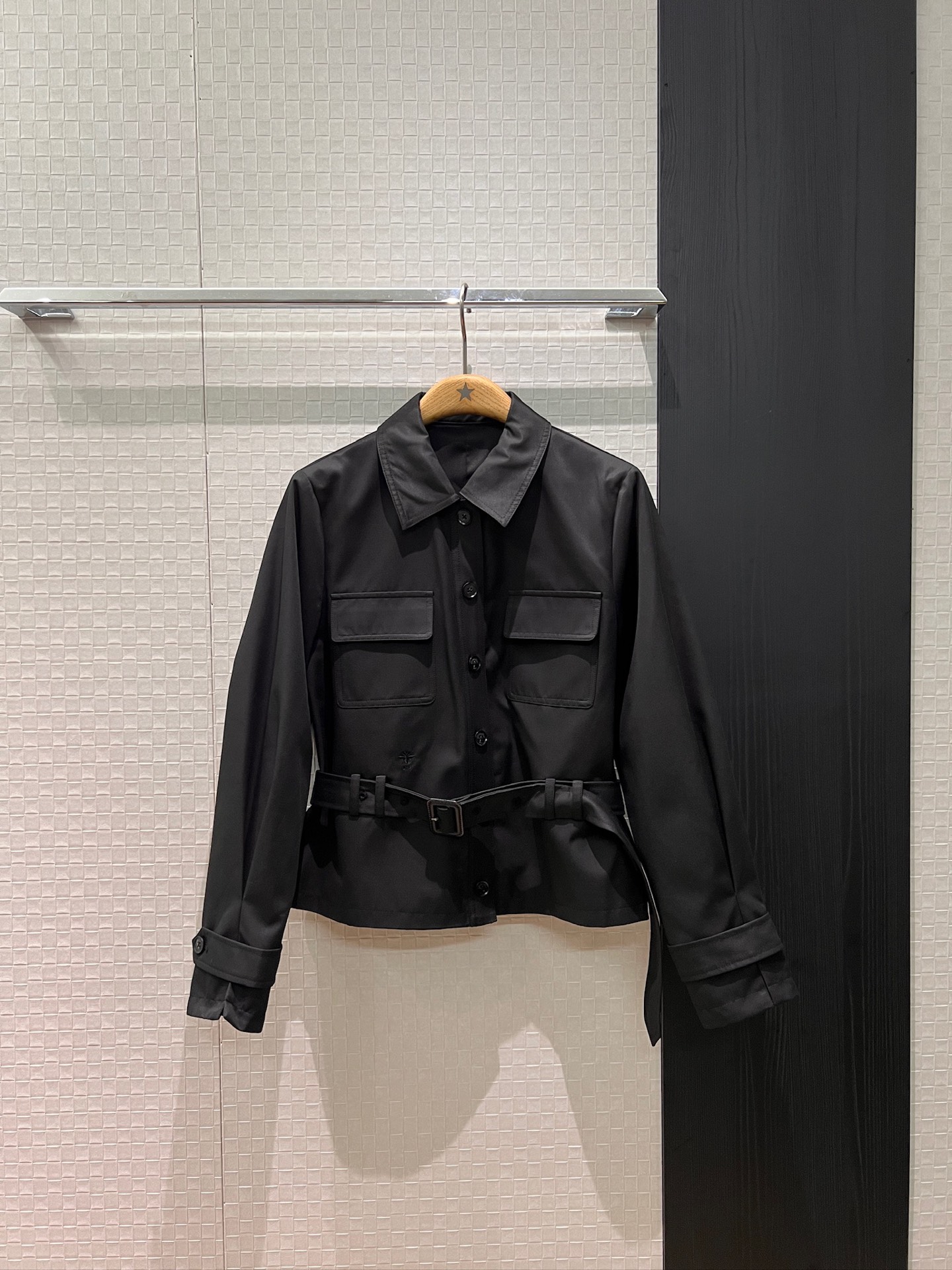 NO:740766,New lapel work pocket jacket, classic embroidered CD bee, sleeves with belt decoration, waist slimming, fashionable commuting, full of aura, age-reducing and versatile, black khaki SML,,jackets & coats,19860909新款翻领工装口袋外套 经典刺绣cd小蜜蜂 袖带系腰带装饰 收腰显瘦时尚通勤 气场十足减龄百搭 黑色卡其 SML,,jackets & coats,,Women's clothing